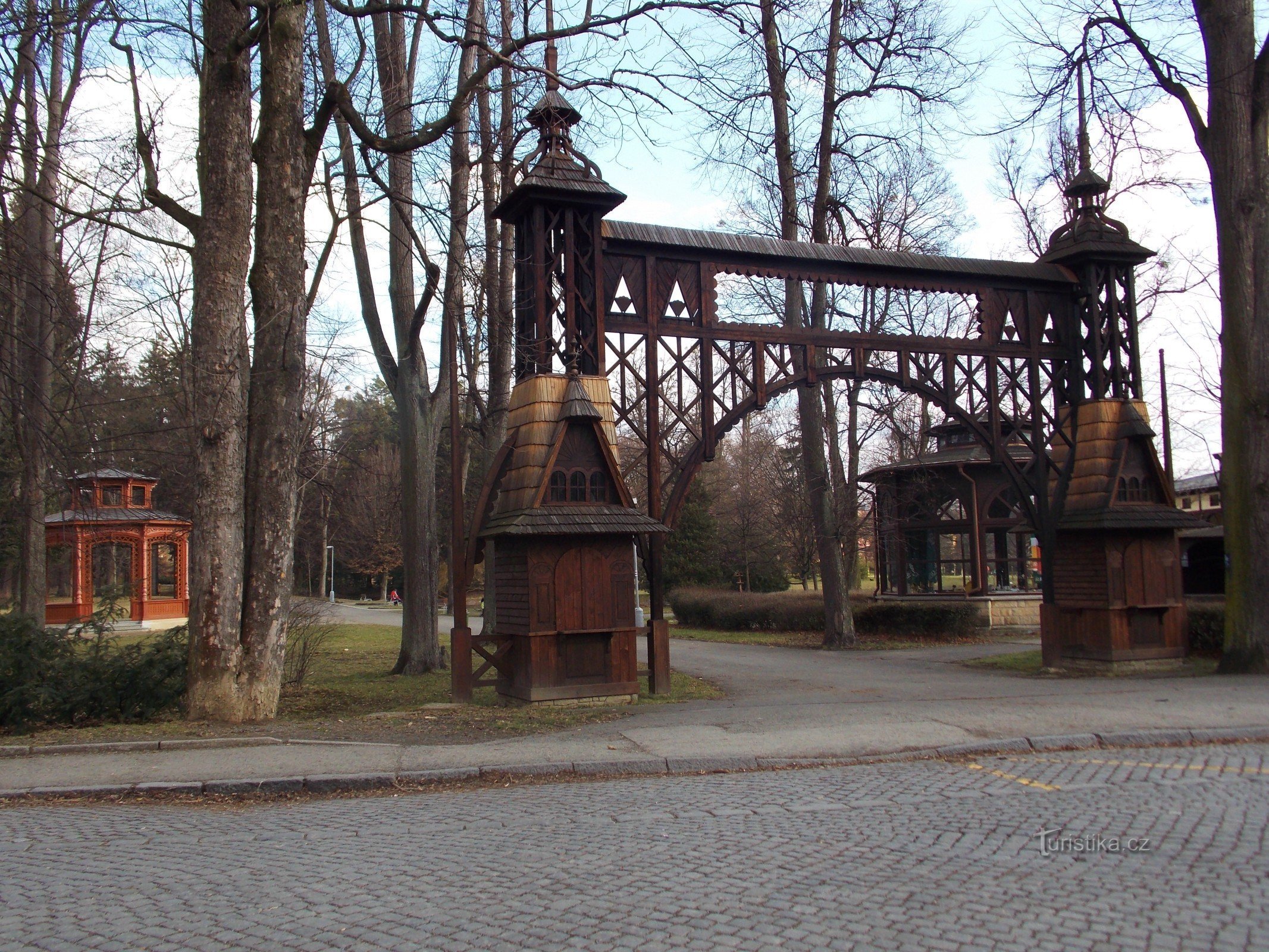 En gåtur gennem spa-parken i Rožnov pod Radhoštěm
