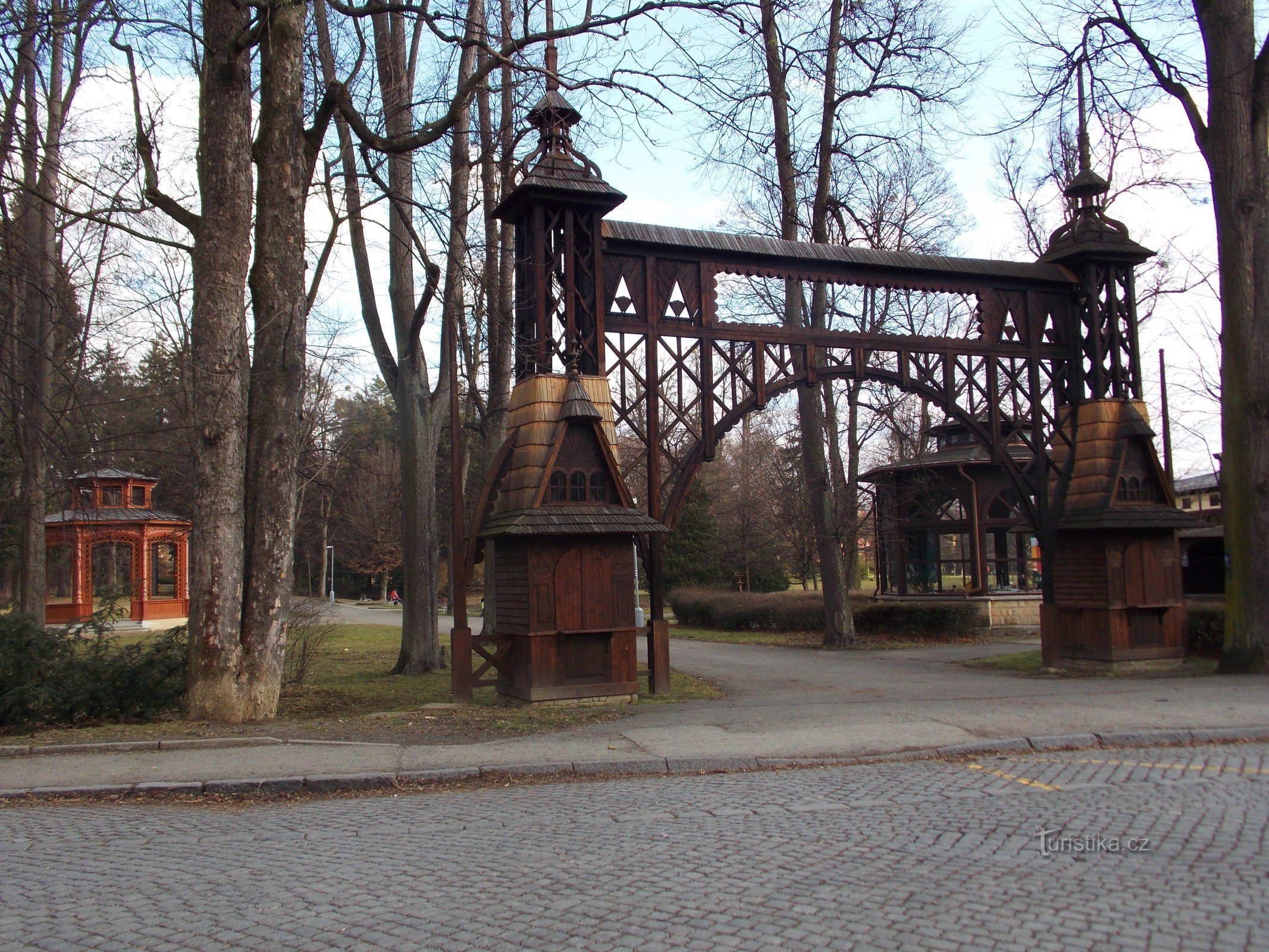 En promenad genom spaparken i Rožnov pod Radhoštěm