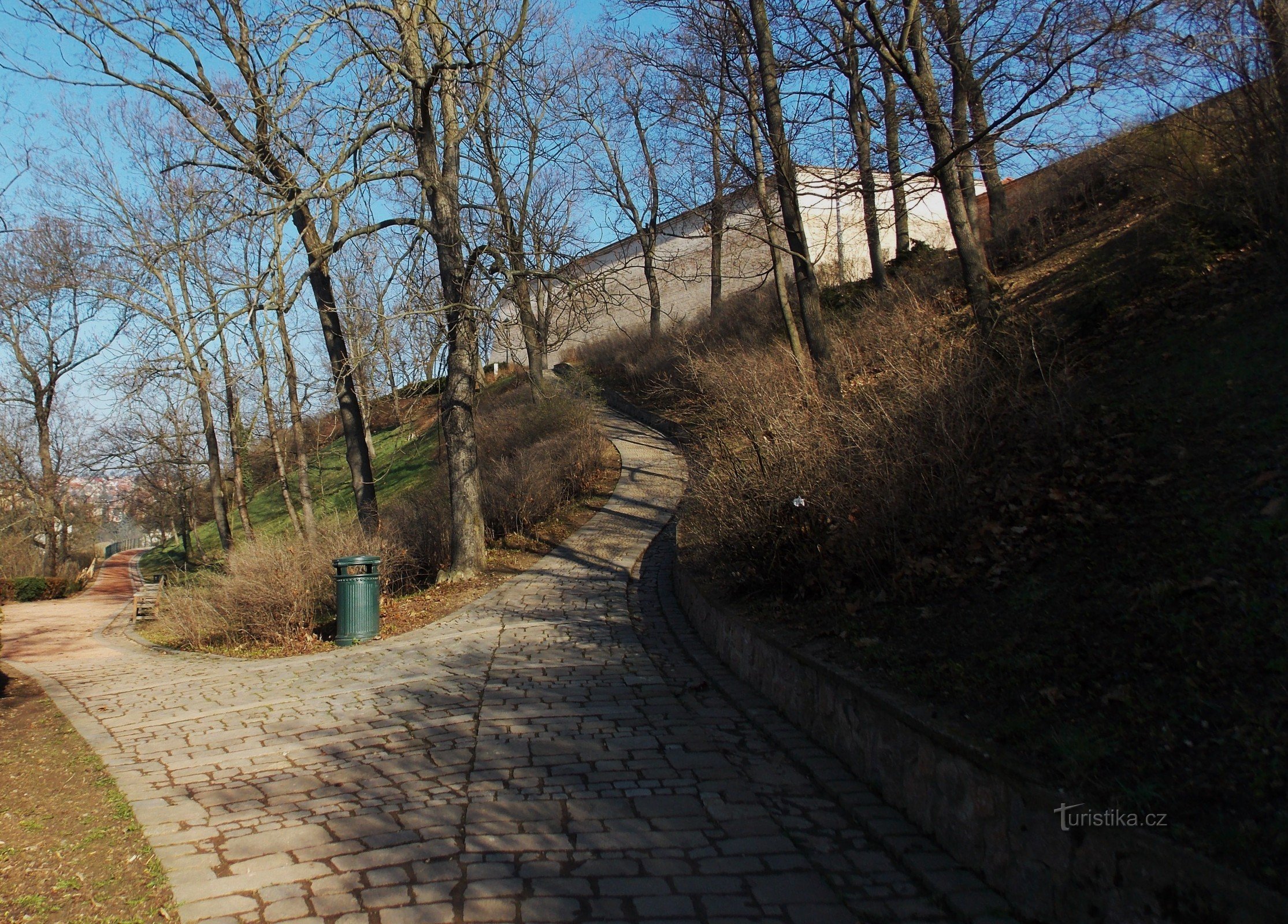 Đi bộ qua công viên thành phố Špilberk ở Brno