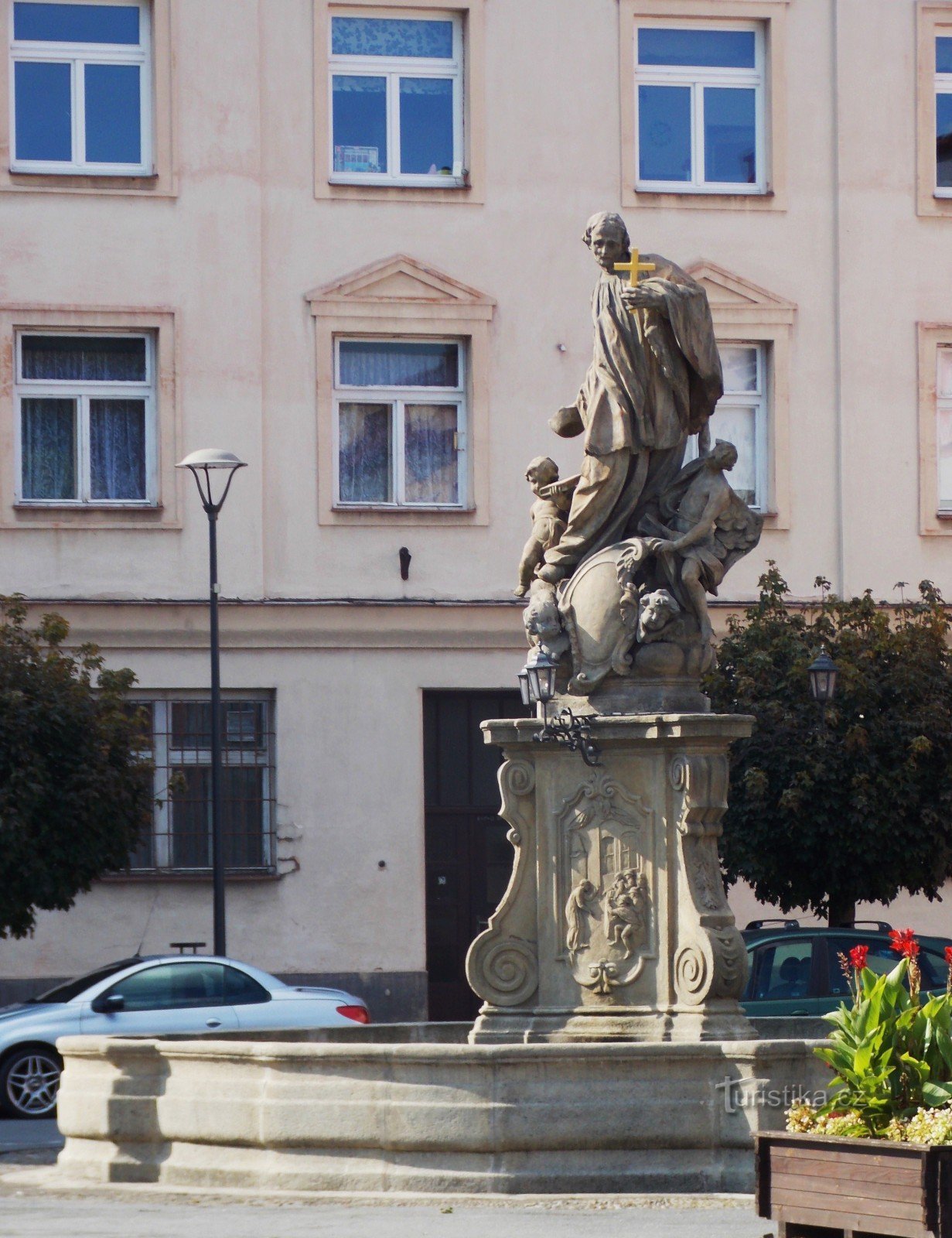 En promenad genom JA Komenský-torget i Fulnek