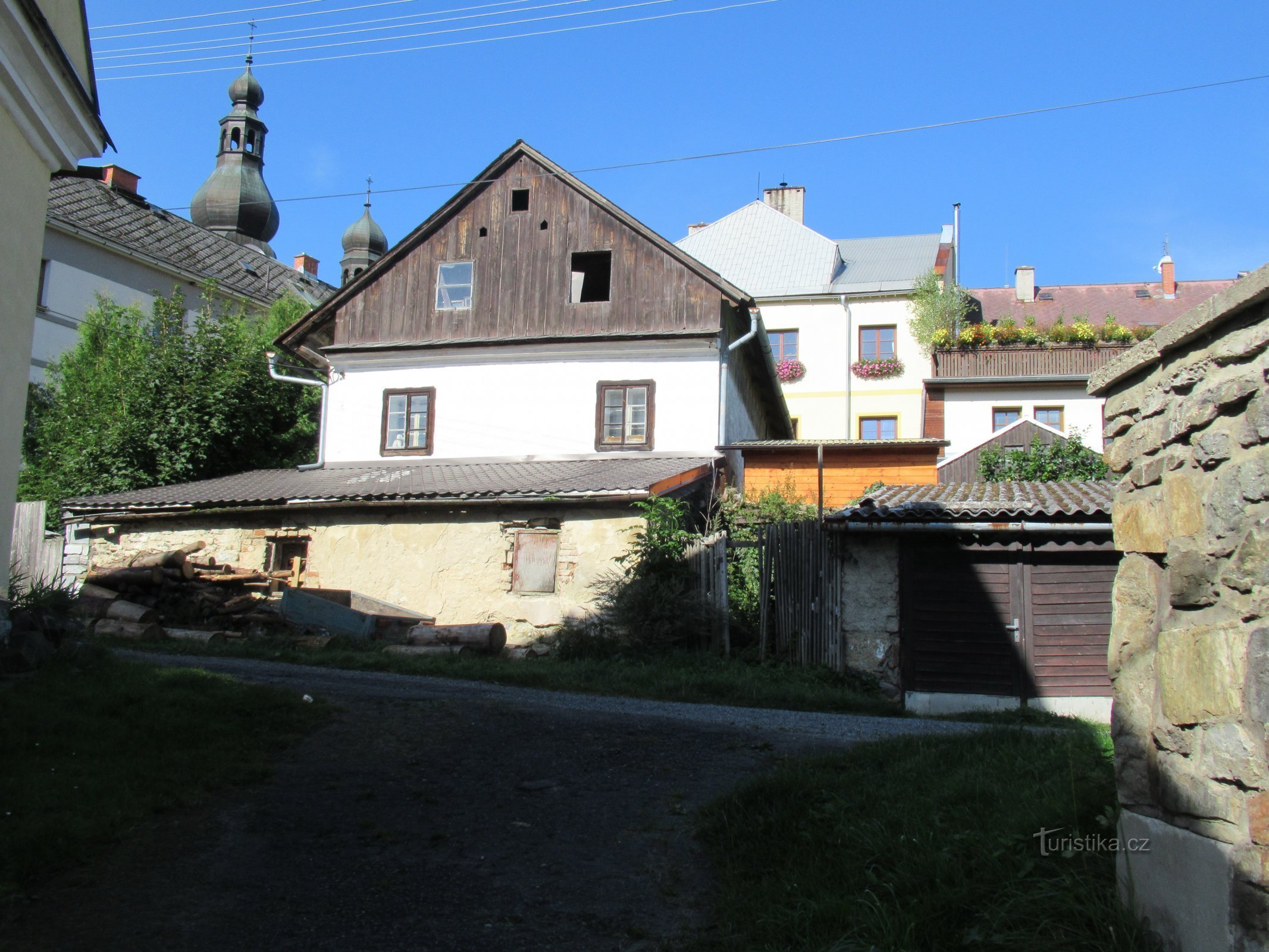 Ein Spaziergang über den Platz in Branná