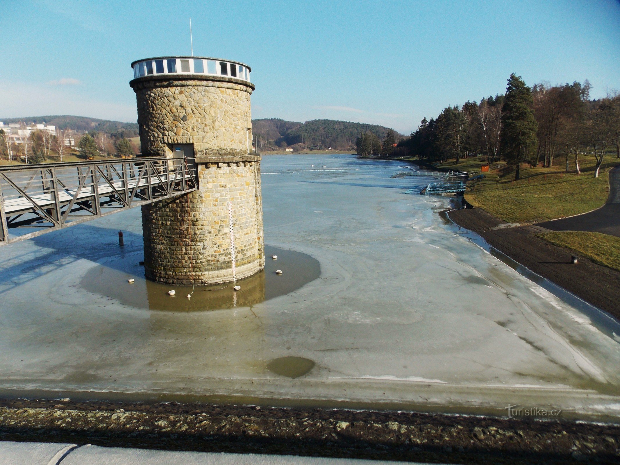 Een wandeling rond de dam in Luhačovice