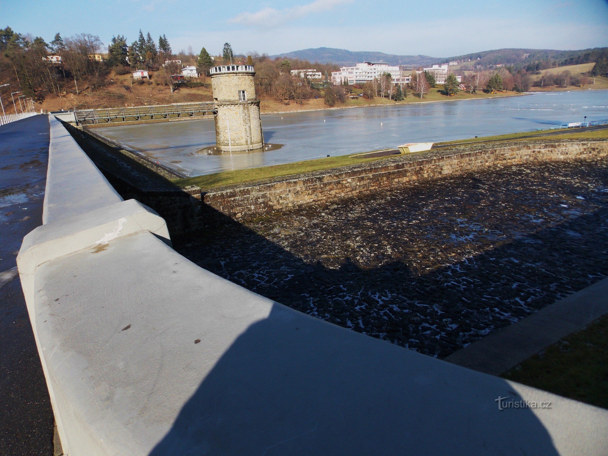 Een wandeling rond de dam in Luhačovice