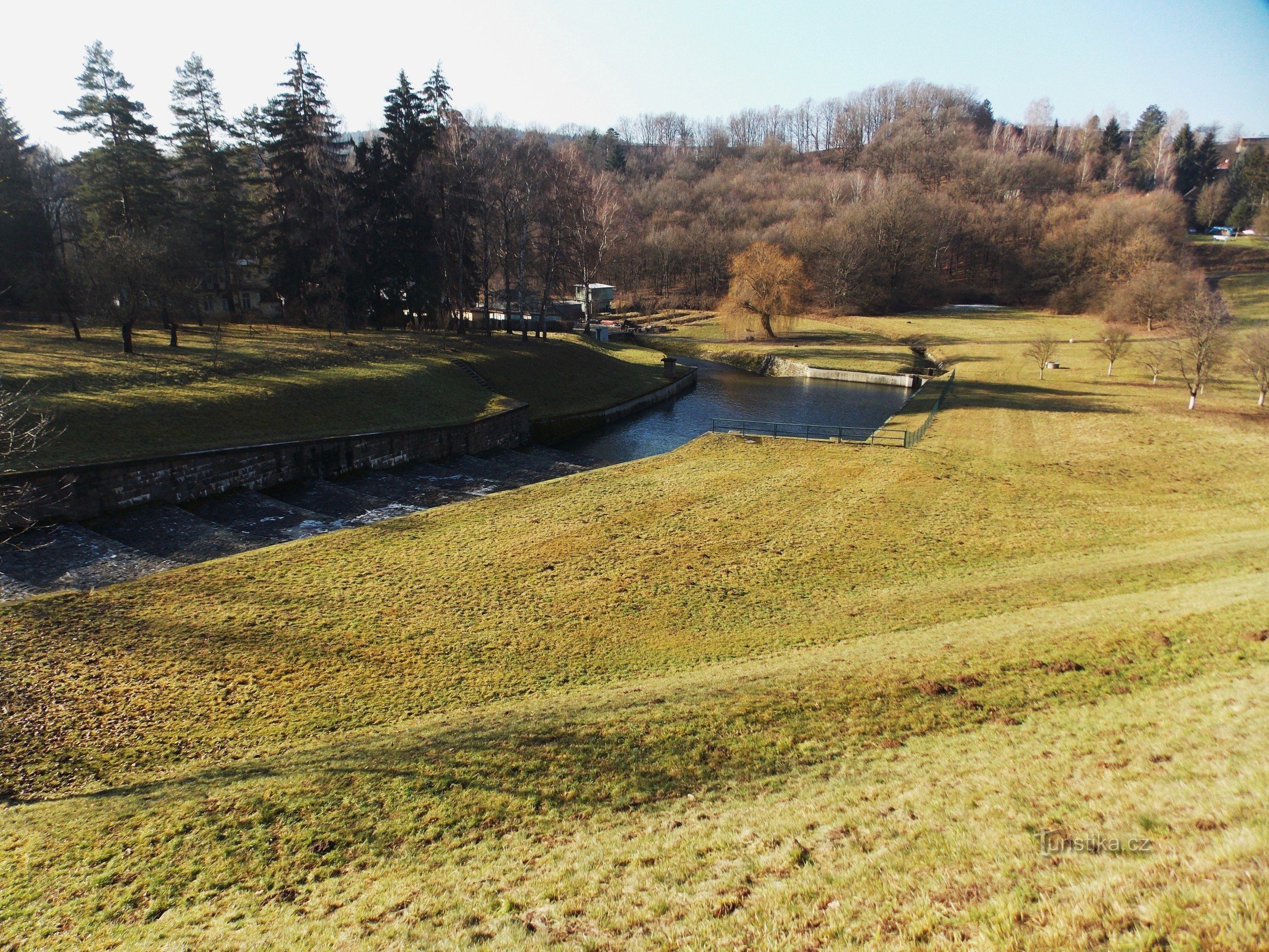 Een wandeling rond de dam in Luhačovice