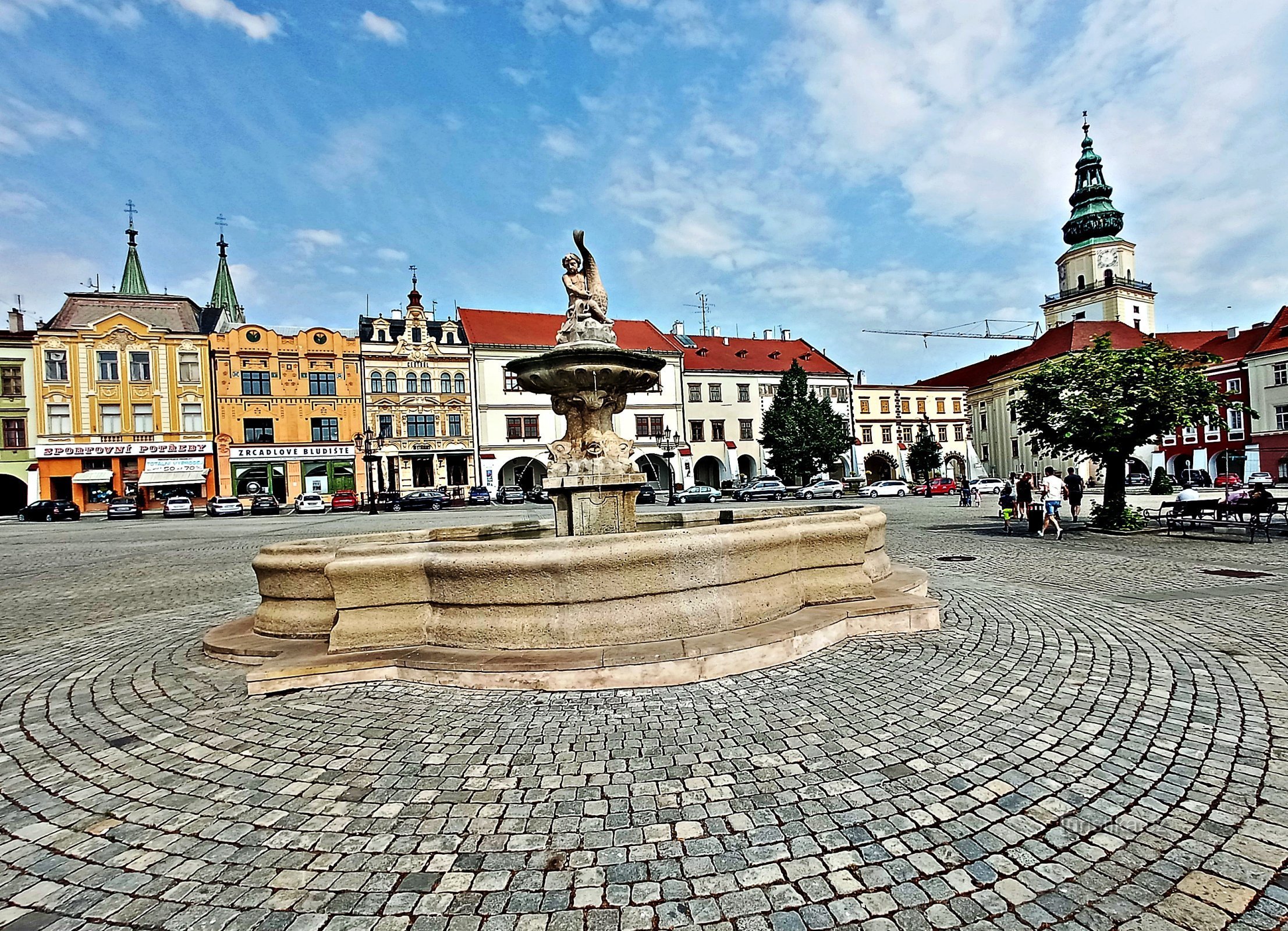 Une promenade à travers Velké náměstí à Kroměříž