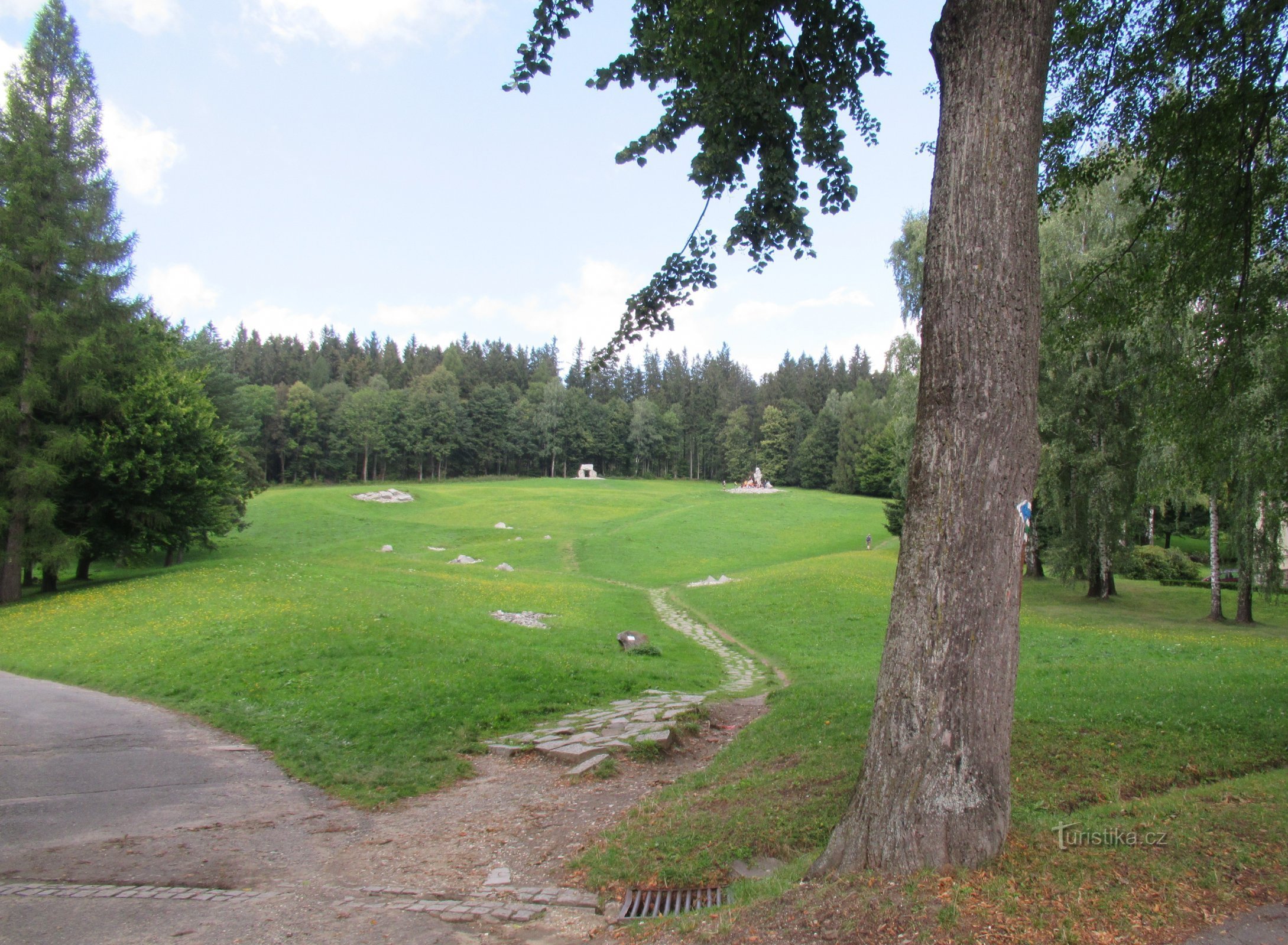 Een wandeling langs de Priessnitz-laan boven het kuuroord Jeseník