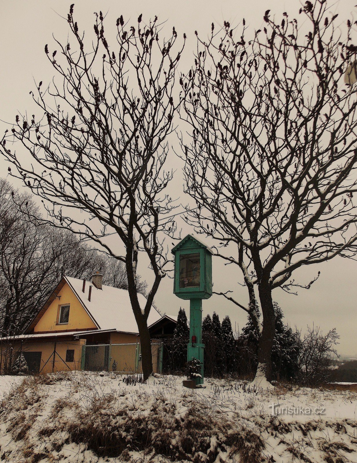 带着第一场雪步行到兹林附近 Jaroslavice 上方的了望点