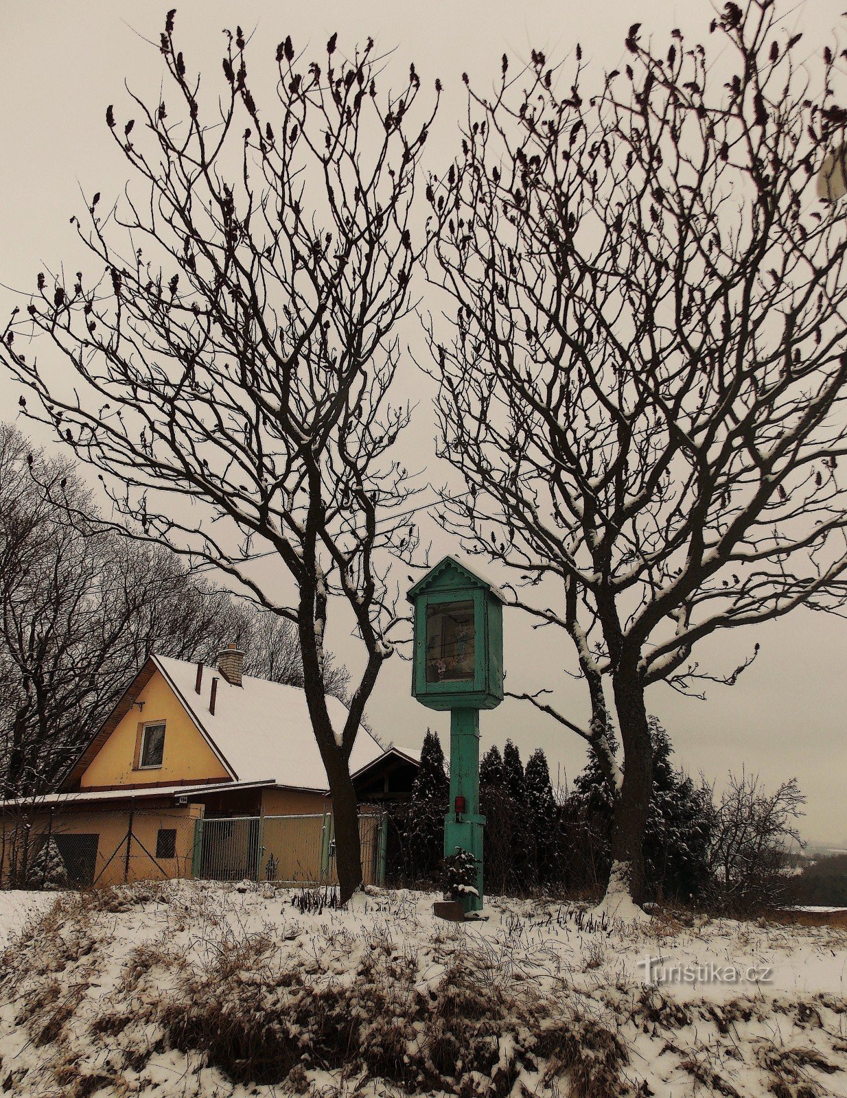 Una passeggiata con la prima neve fino al punto panoramico sopra Jaroslavice vicino a Zlín