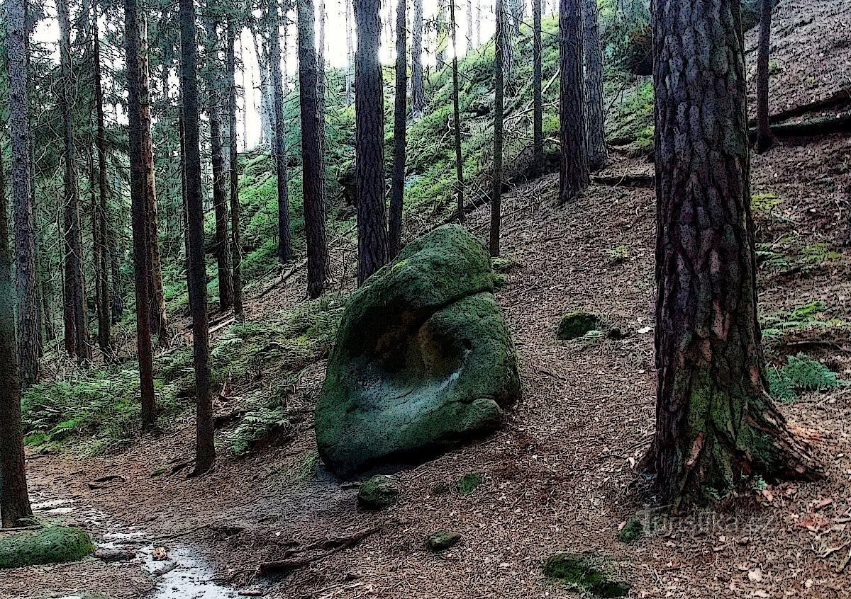 Đi bộ qua những tảng đá qua Toulovcovy Maštale
