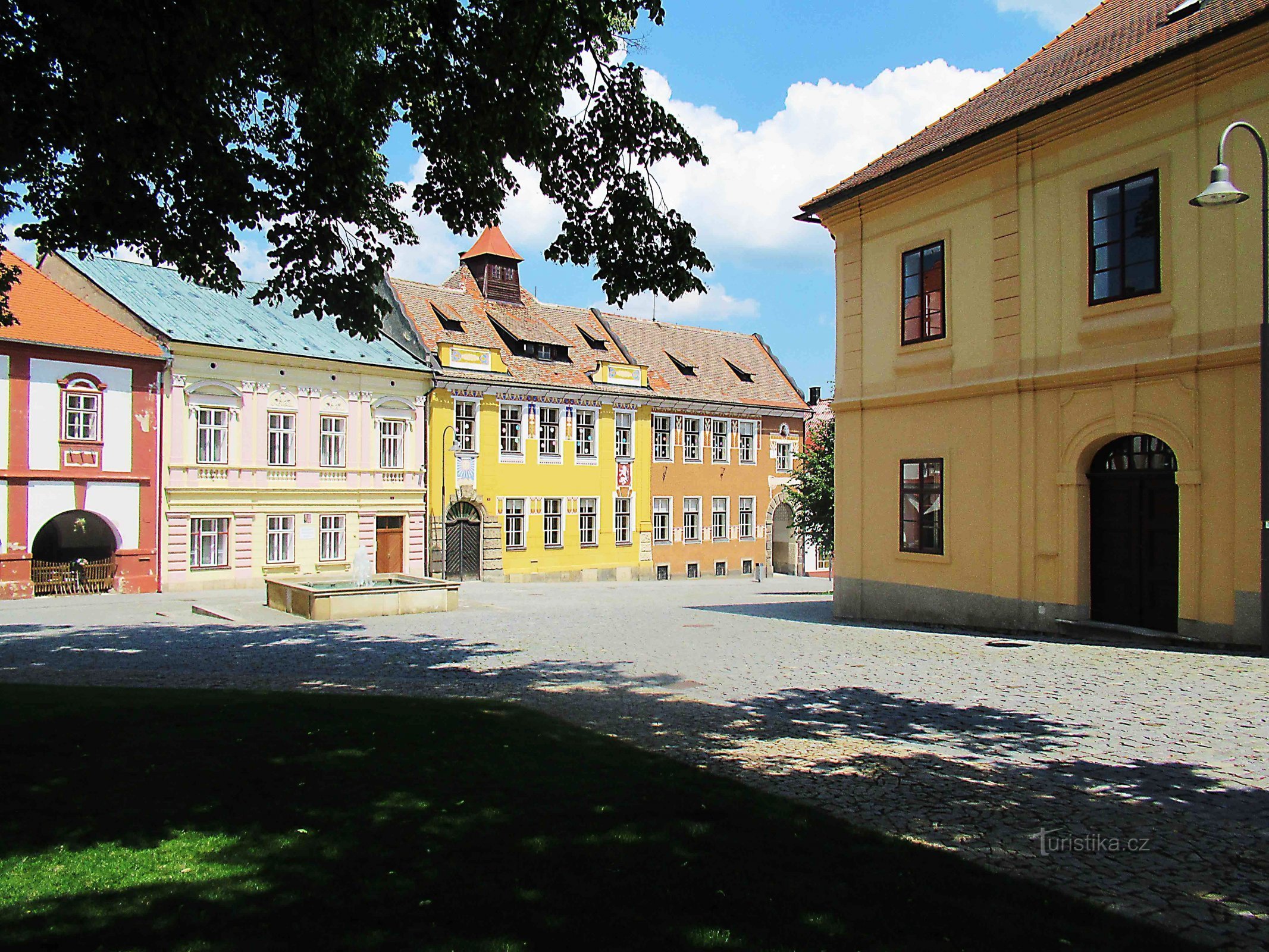 En gåtur gennem Trčkový náměstí i Opočné