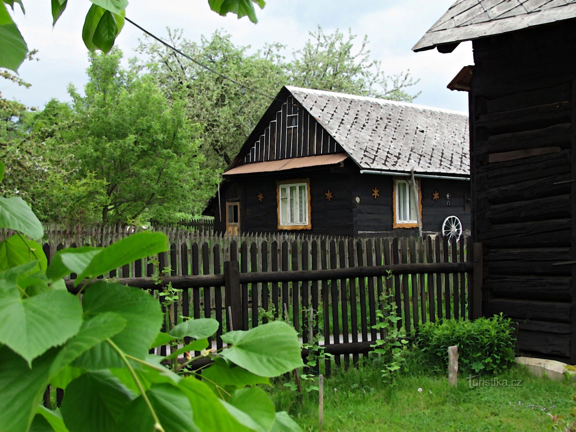 步行穿过 Pozděchov 的瓦拉几亚村庄