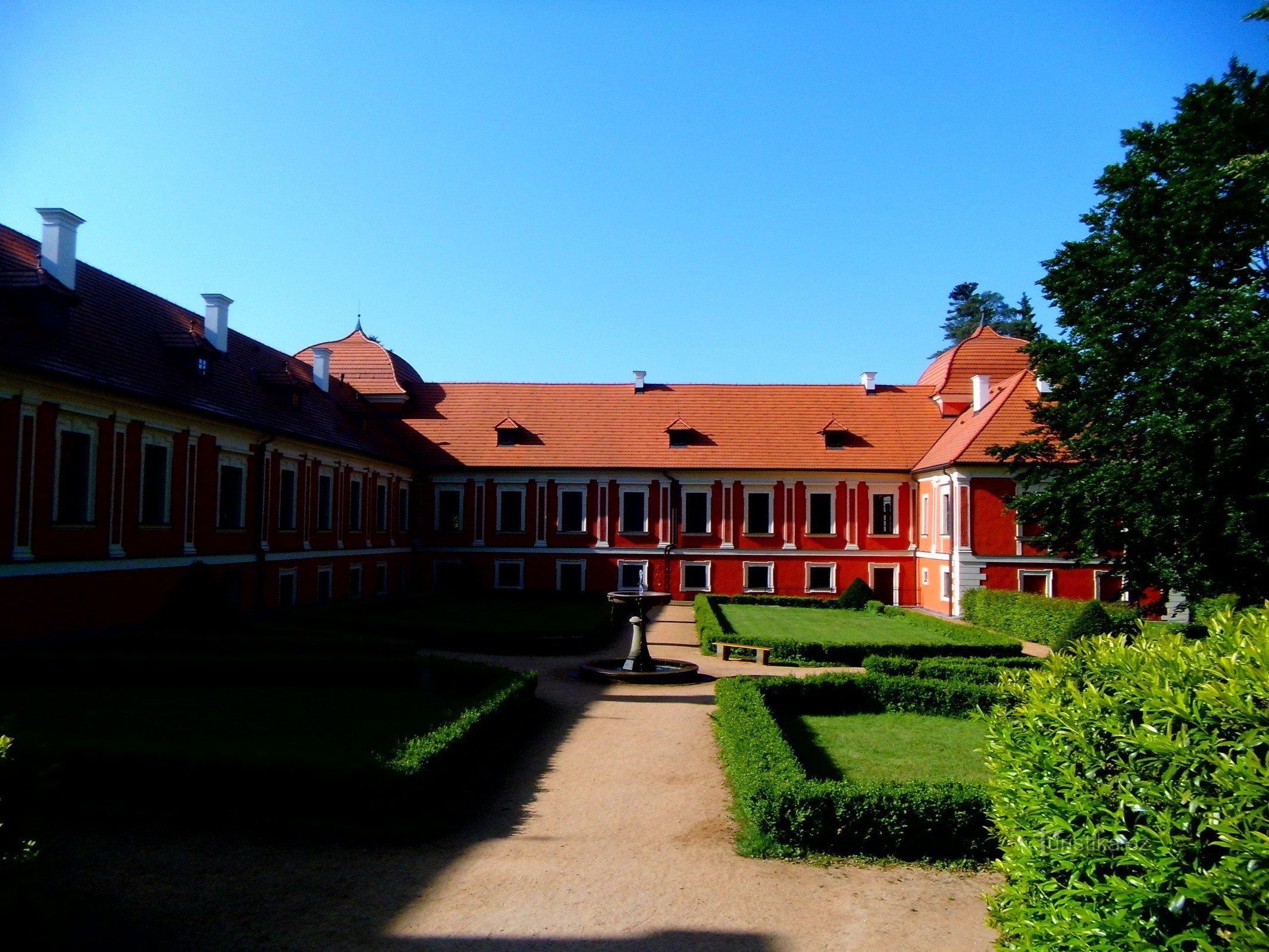 Een wandeling door het kasteelpark Ostrov nad Ohří