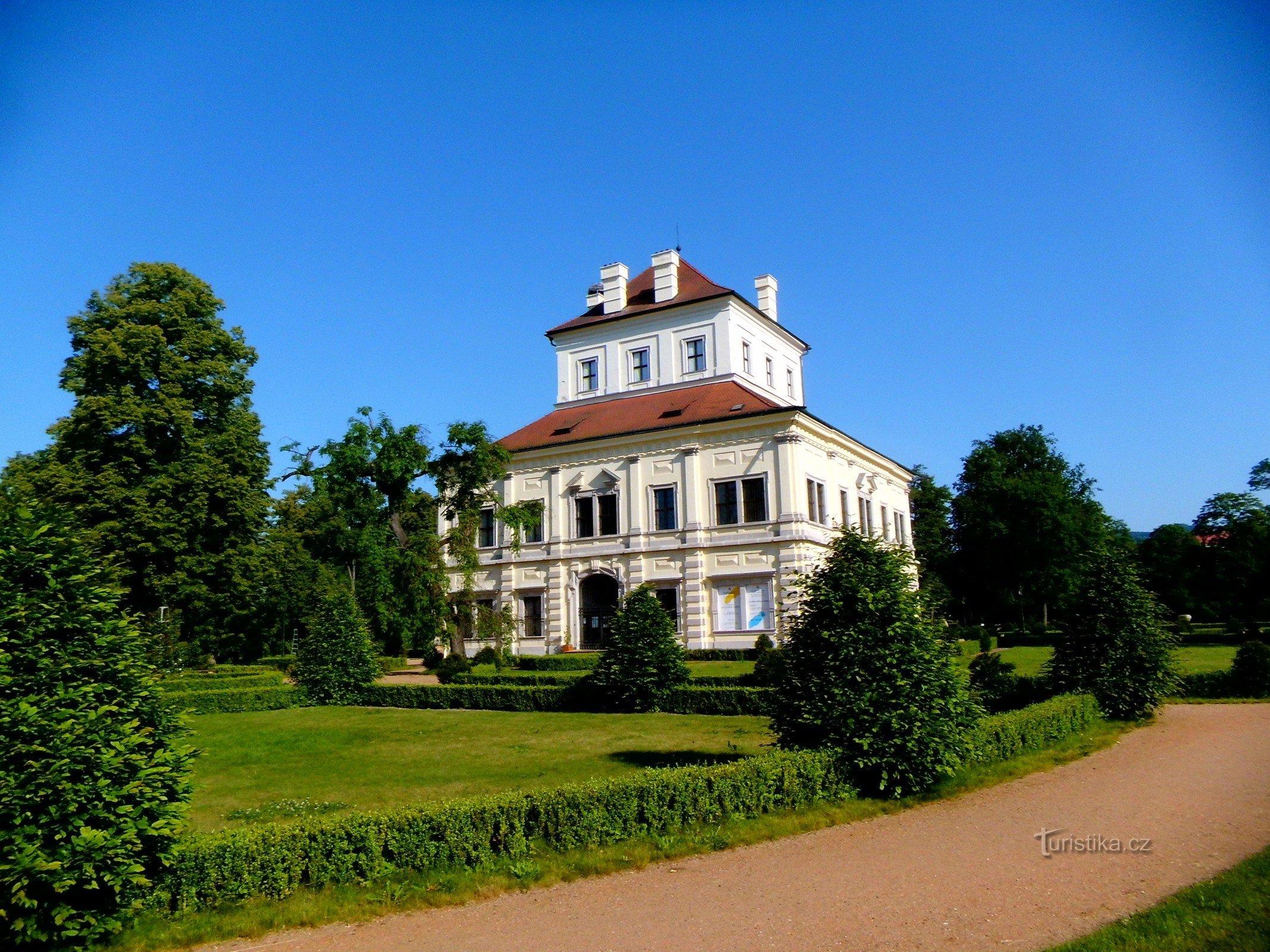 En promenad genom Ostrov nad Ohří slottspark