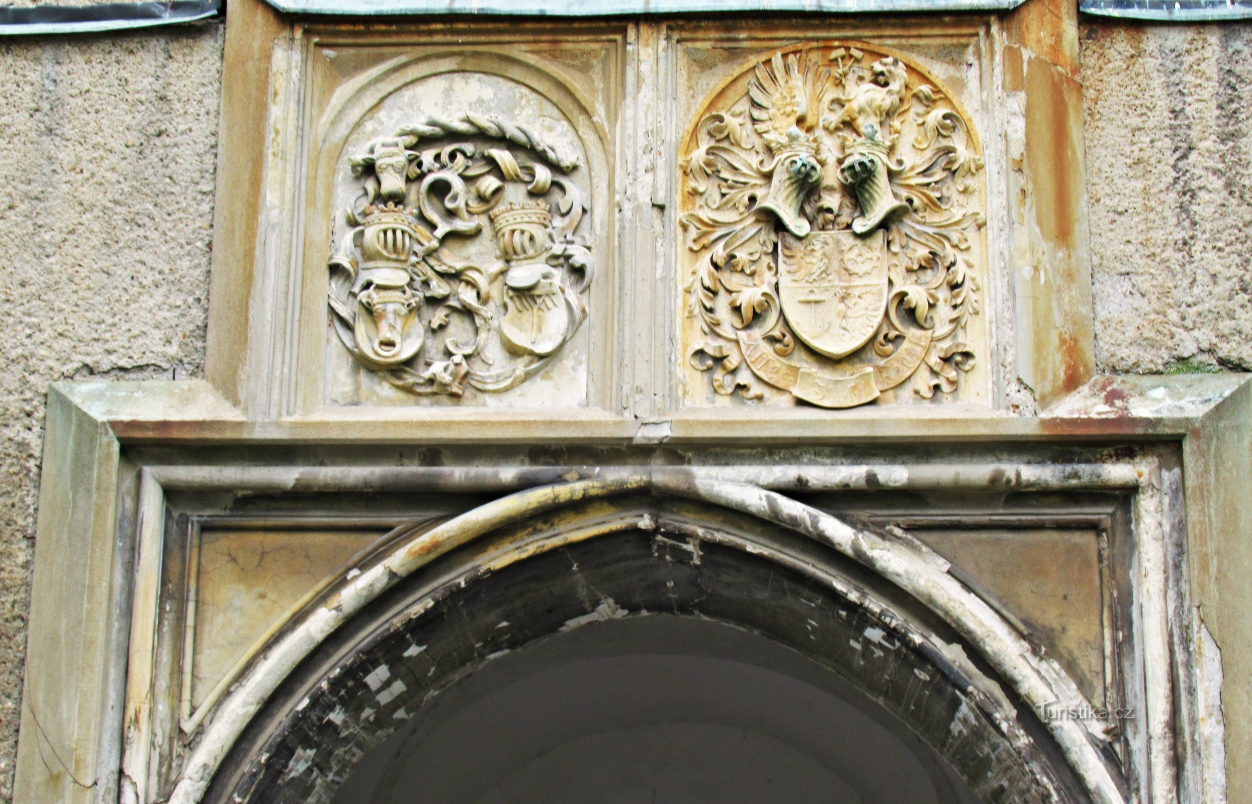 Rondleiding door het interieur van het romantische kasteel Tovačov