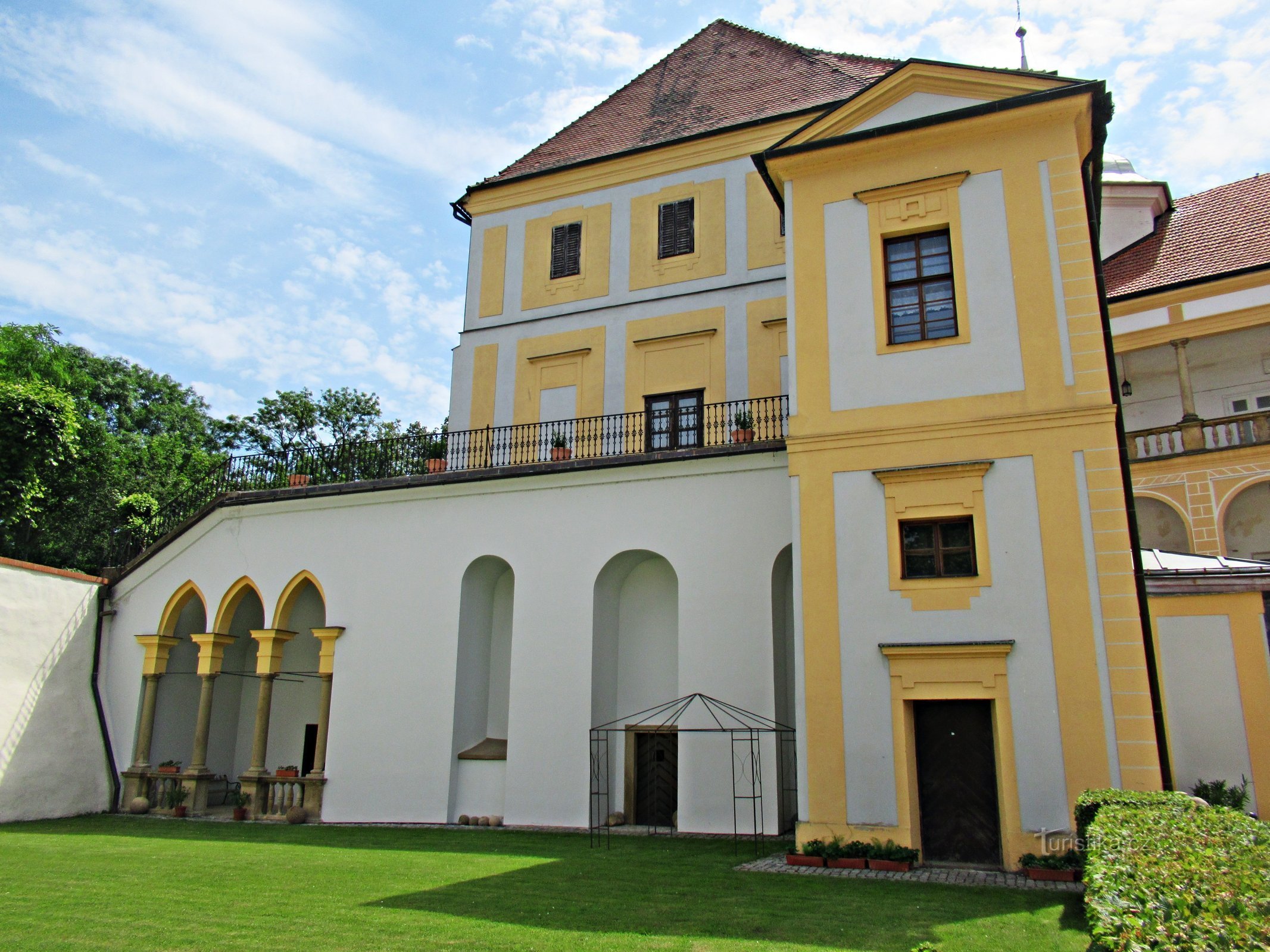 Besichtigung der Innenräume des romantischen Schlosses Tovačov