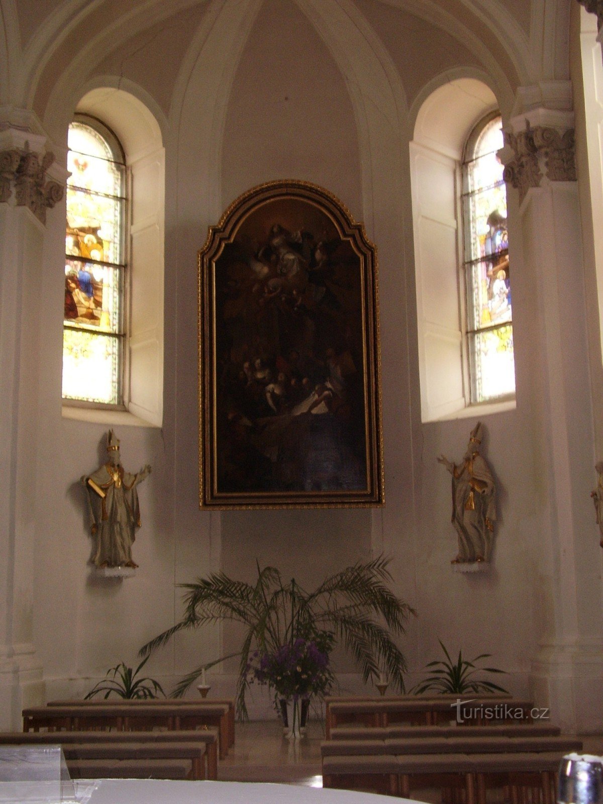 Rondleiding door de kerk van de Hemelvaart van de Maagd Maria in Ivančice - interieur