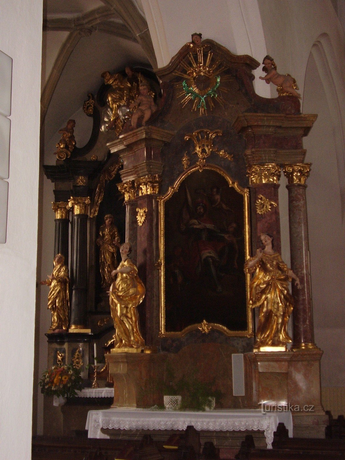Besichtigung der Kirche Mariä Himmelfahrt in Ivančice - Innenraum