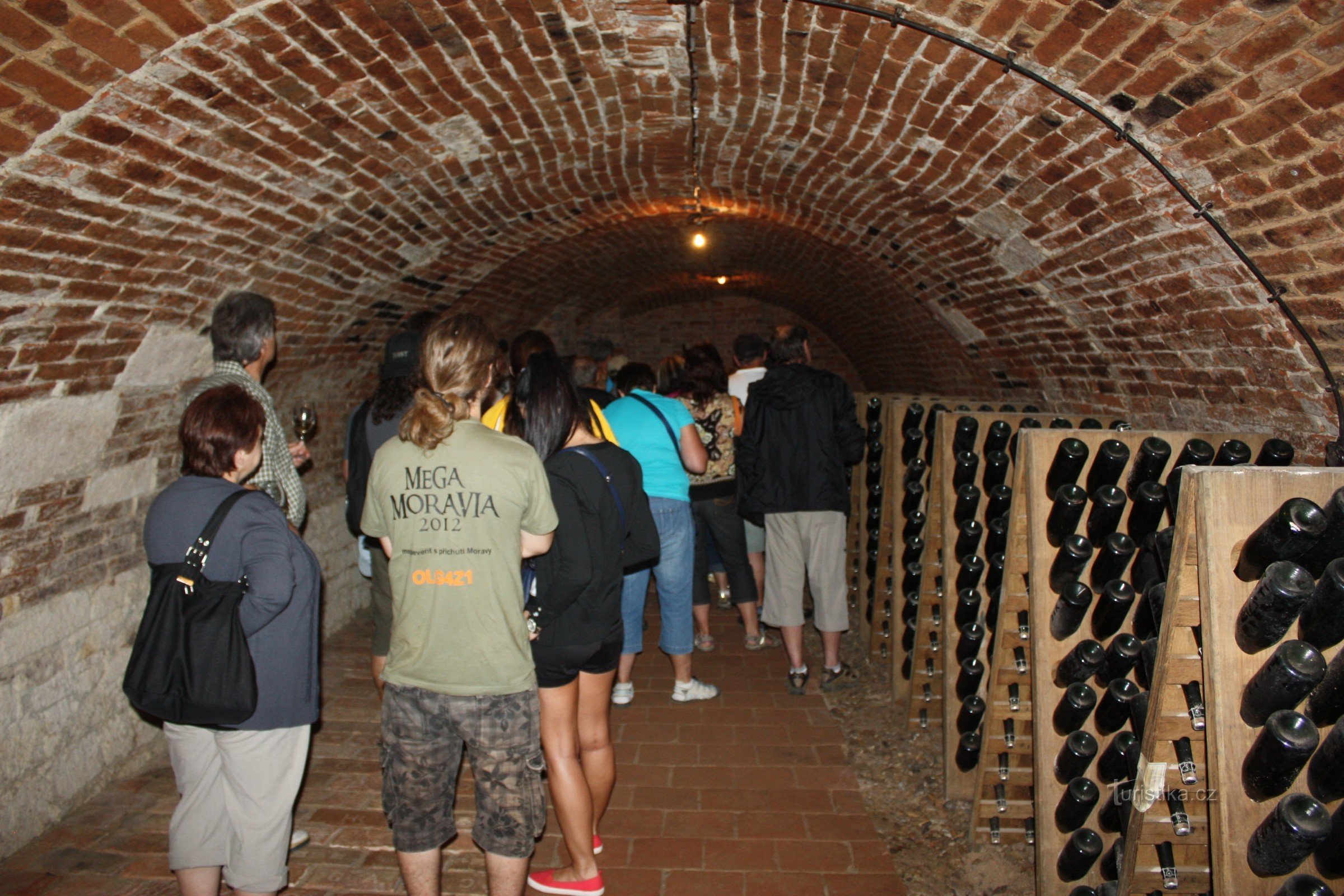 Zwiedzanie piwnic, w których dojrzewa wino musujące