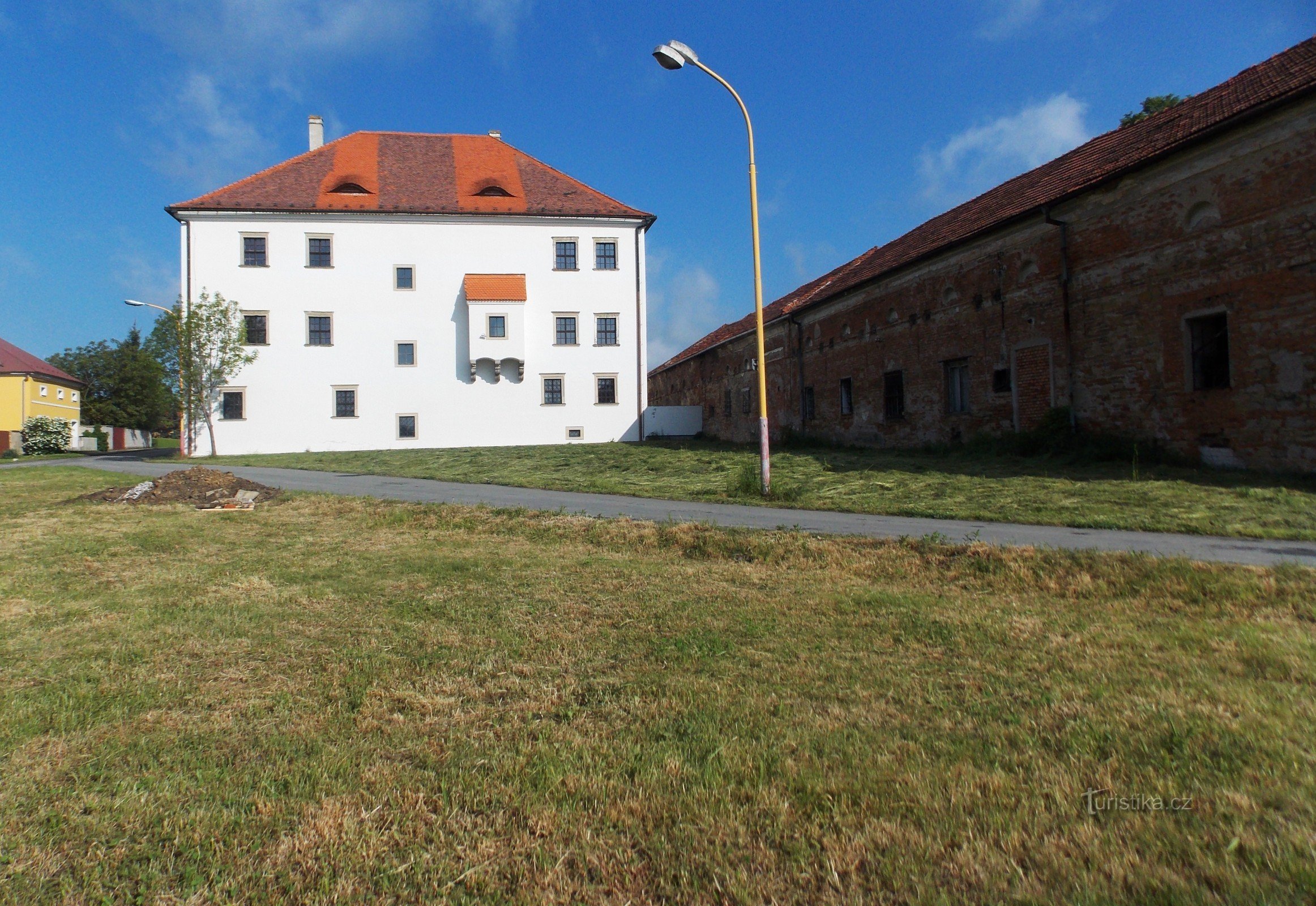 Besichtigung der Festung im Dorf Rymice