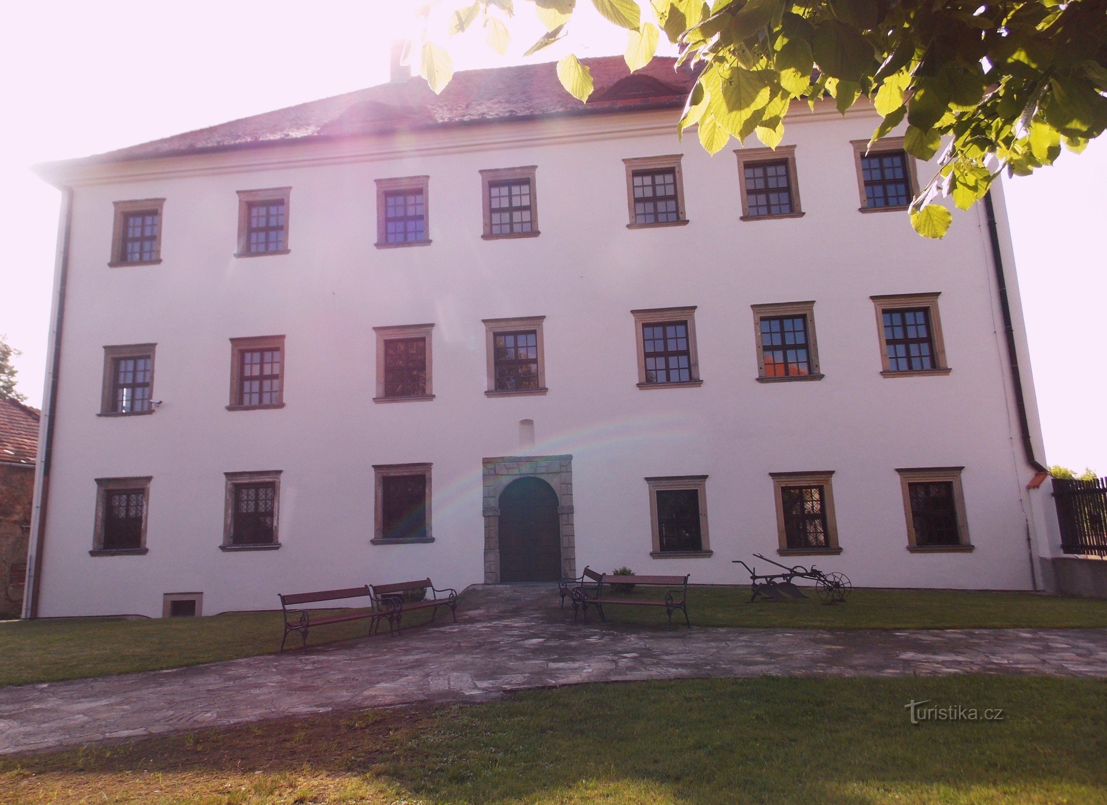 Ronde van het fort in het dorp Rymice