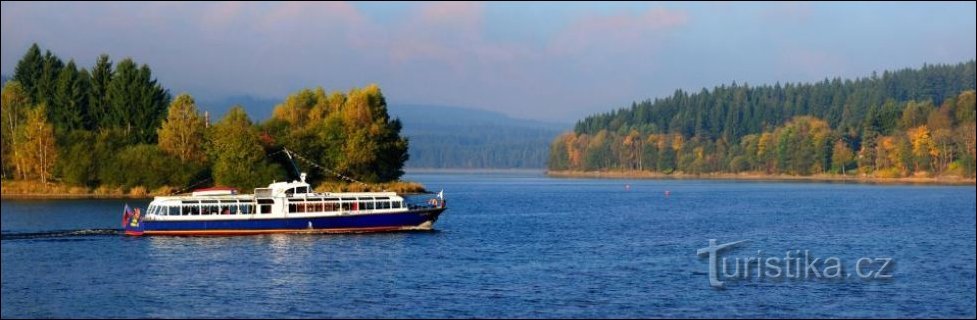 Faites un tour sur le bateau à moteur Lipno depuis Týn nad Vltavou.