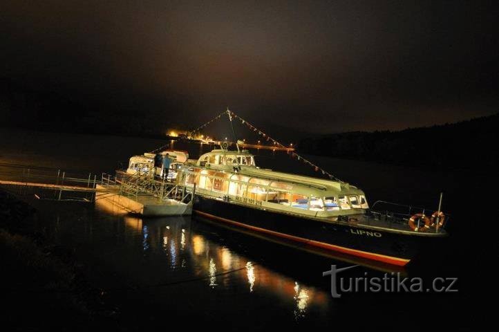 Faceți o plimbare cu barca cu motor de pasageri Lipno din Tyn nad Vltavou.