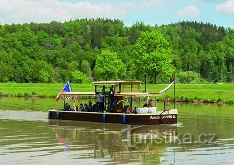 PRENEZ UN BATEAU DE CROISIÈRE À HLUBAKA NAD VLTAVA OU À PURKARCA!