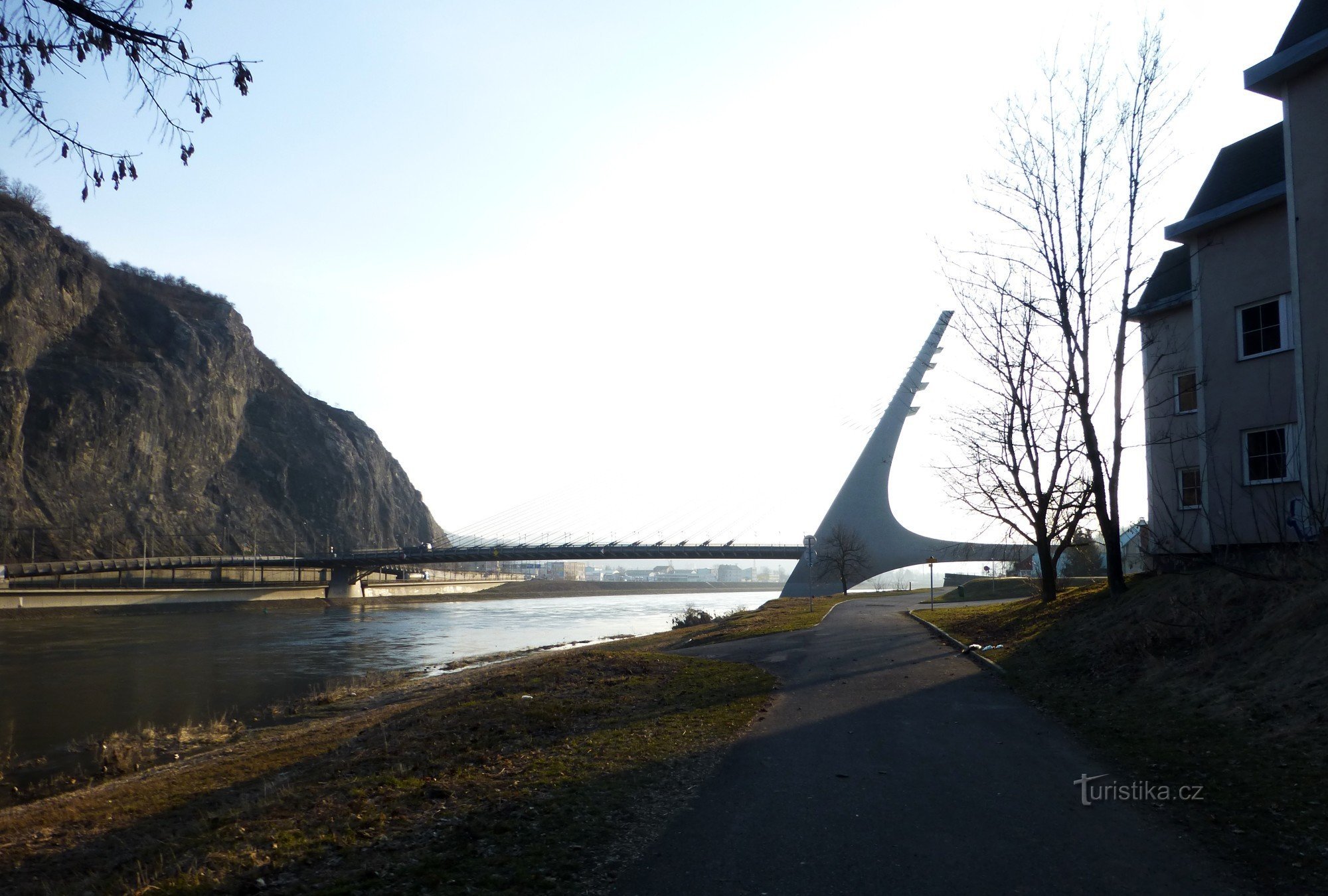 Je passe l'Ústecký nádraží, à gauche, à droite de l'autre côté de l'Elbe, à gauche et je suis déjà sur la piste cyclable