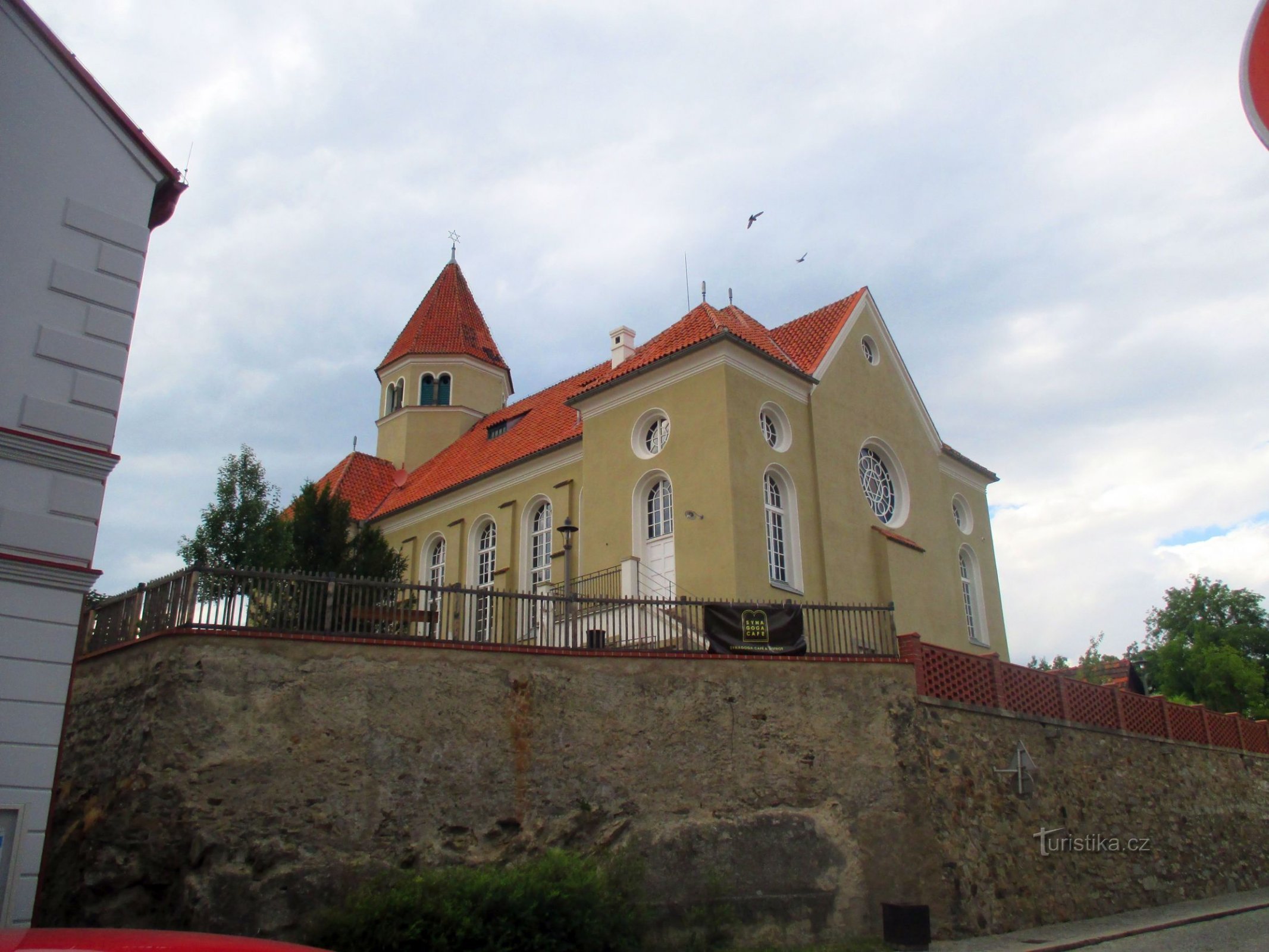 Projektet blev gennemført efter planerne fra Prag-arkitekten Viktor Kafka.