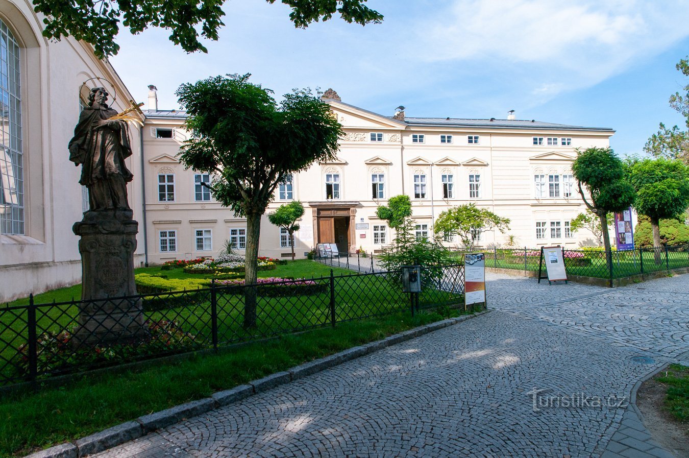 Projíždím kolem Květné zahrady