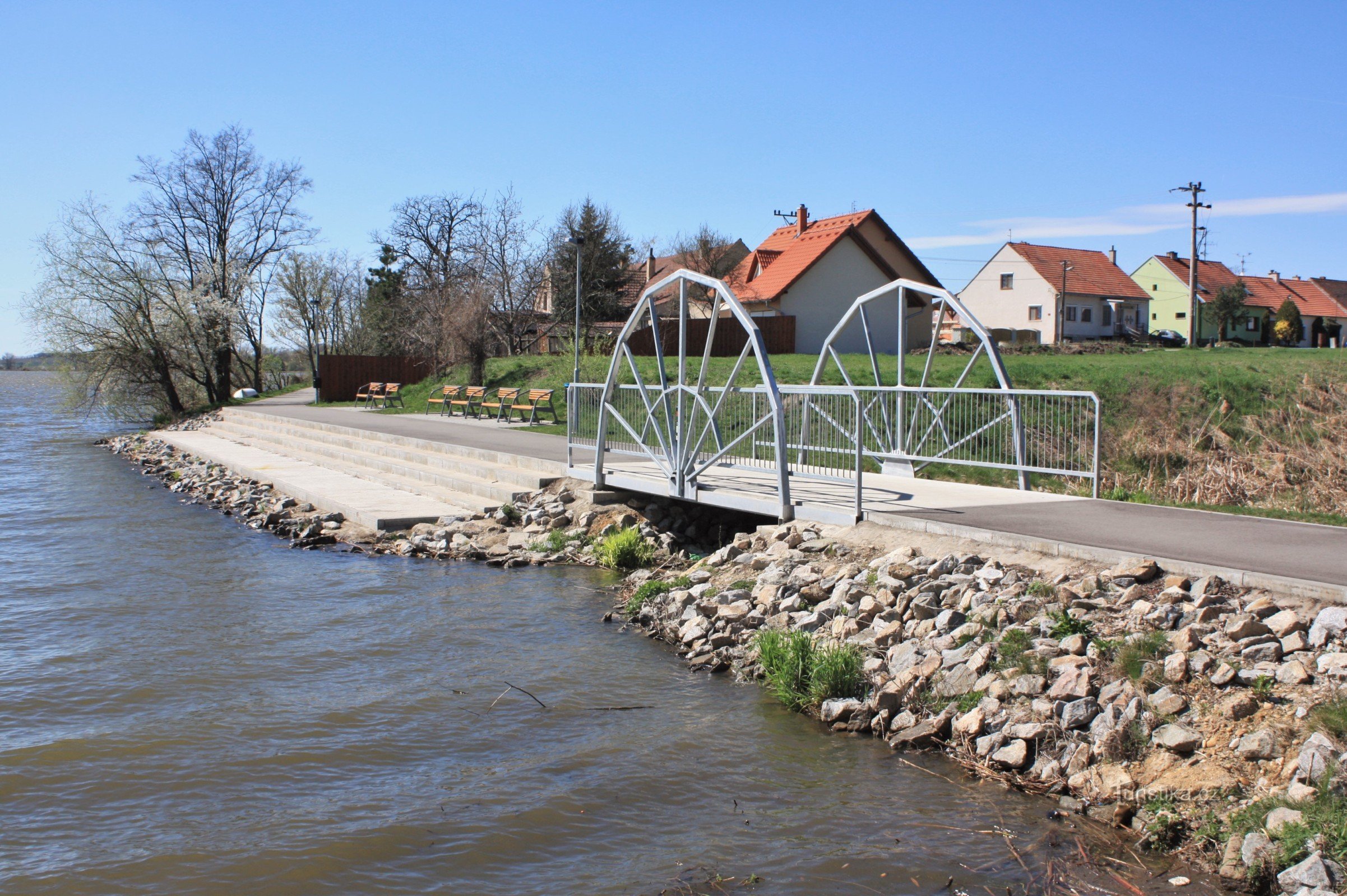 Promenade walkway for pedestrians and cyclists