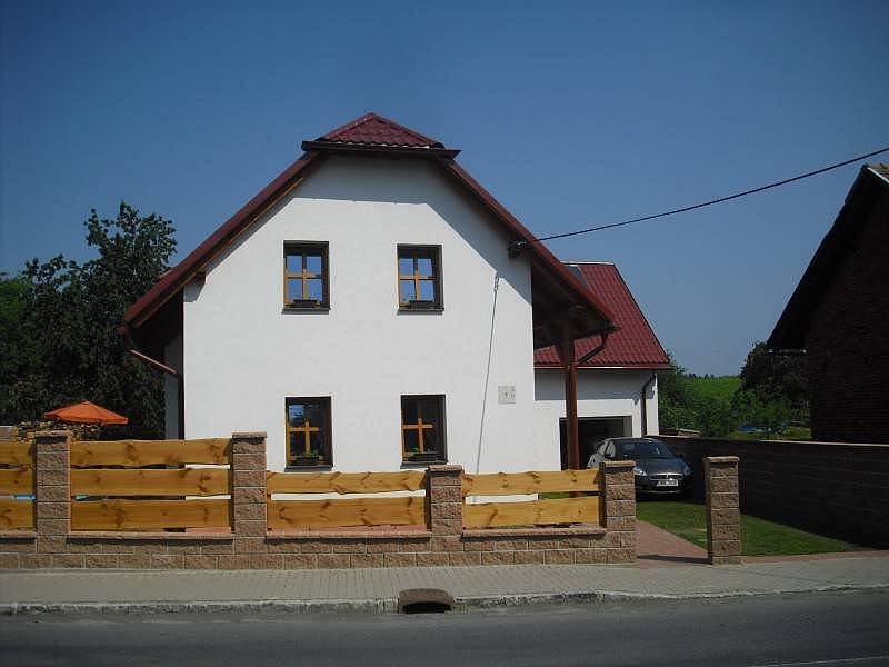 Leje af et sommerhus med en swimmingpool Zborov