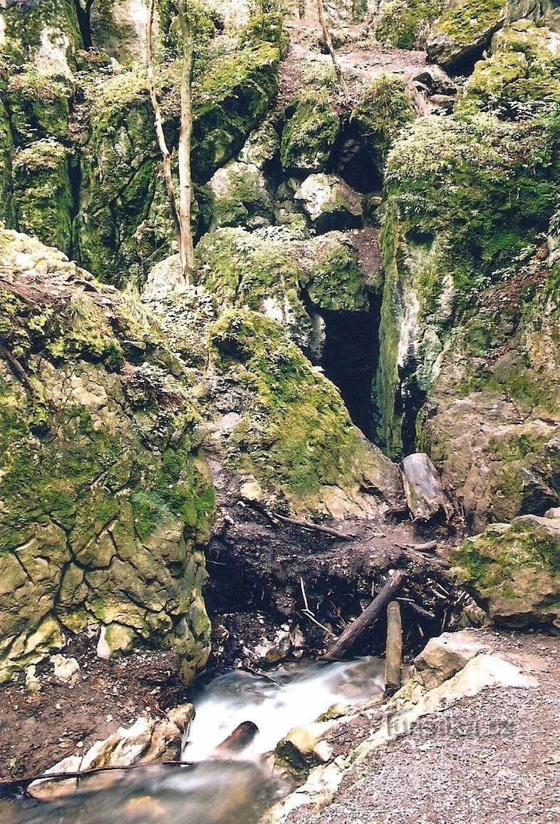 Jedovnické-joen uppoaminen kallioseinällä