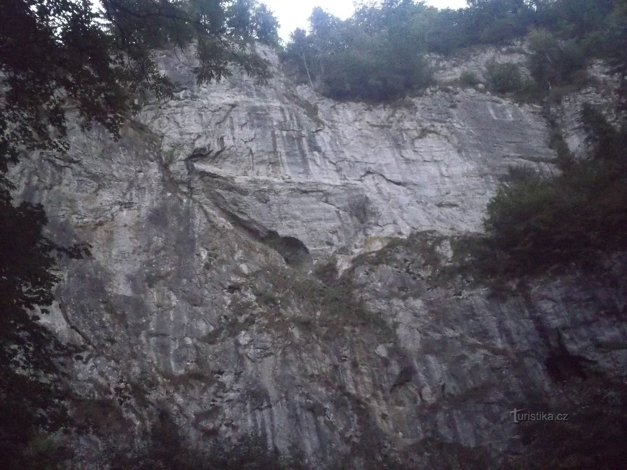 マコチャ深淵とパンク洞窟