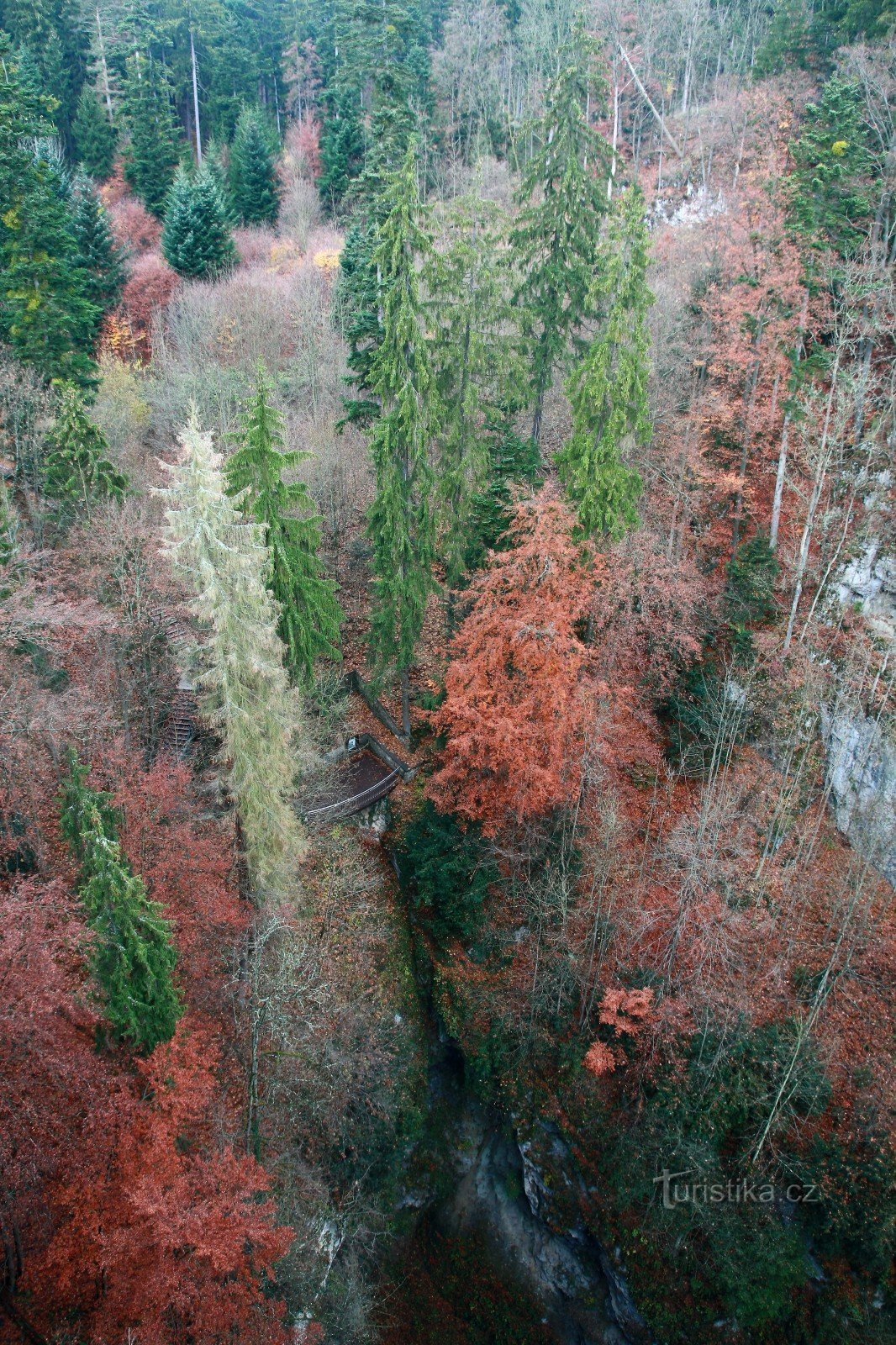 Macocha 峡谷 - 2016 年秋季从上层观景台观看