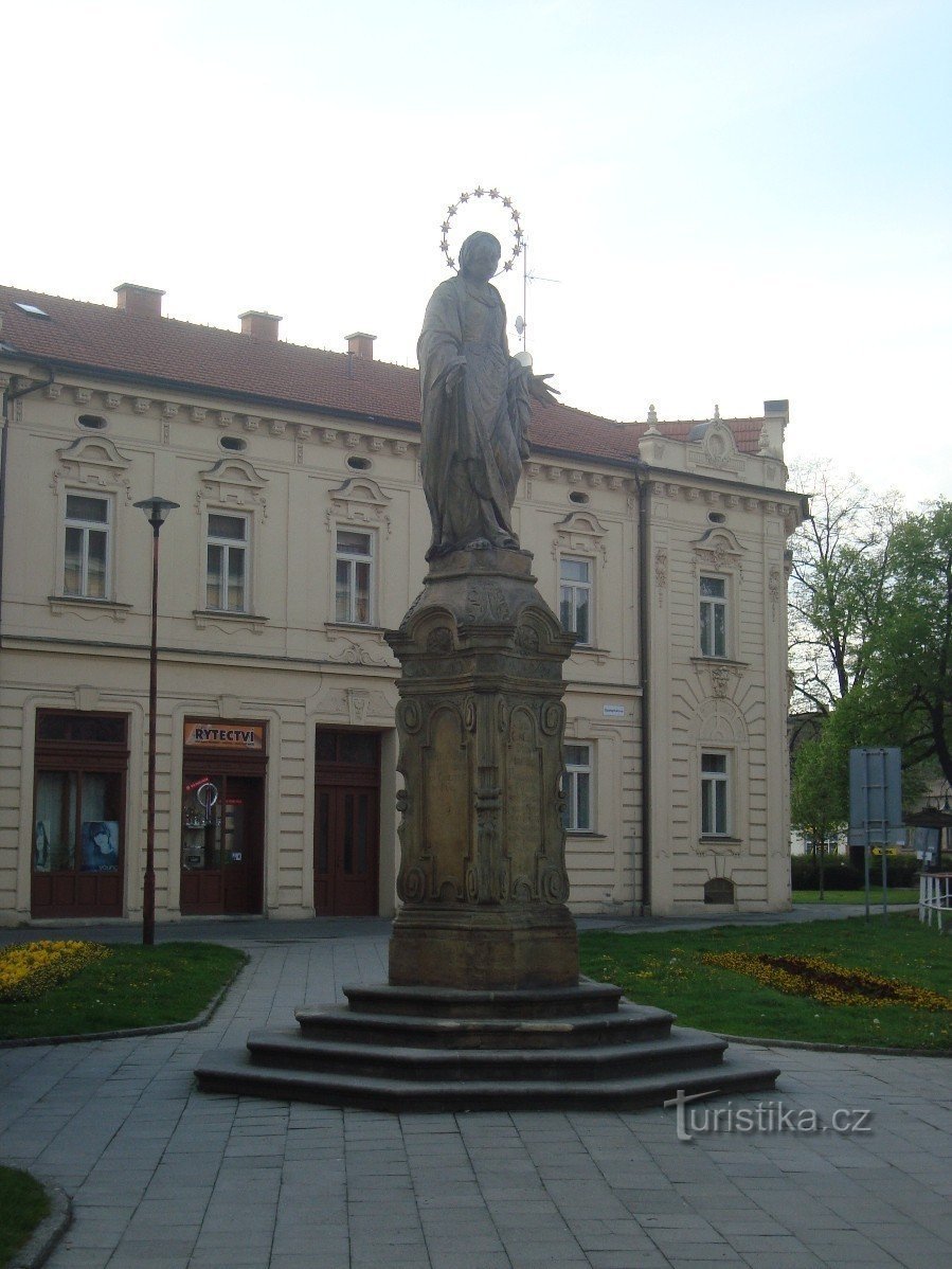 Prostějov - Plaza Edmund Husserl - estatua de P. Marie Karlovská - Fotografía: Ulrych Mir.