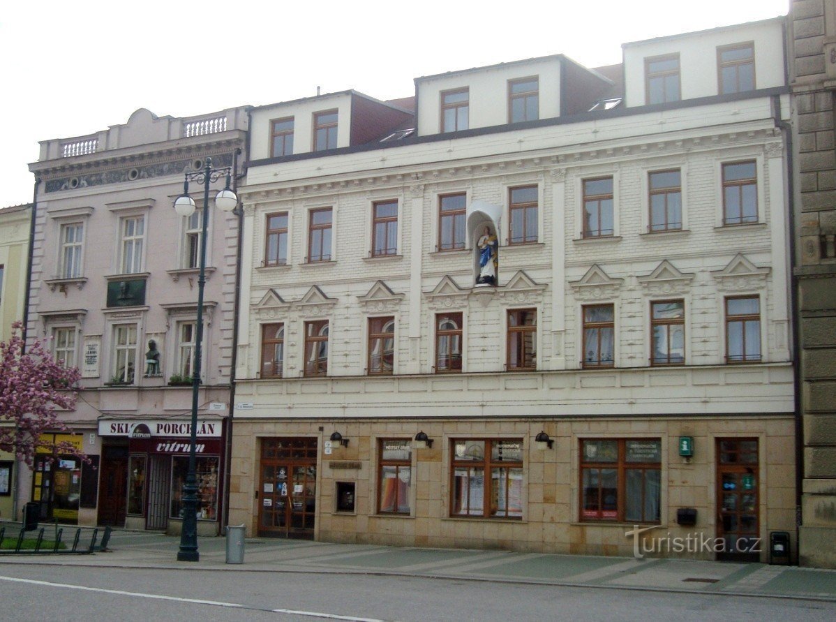 Prostějov-náměstí TGMasaryka-house No. 131 con la estatua de St. Mercados-Foto: Ulrych Mir.