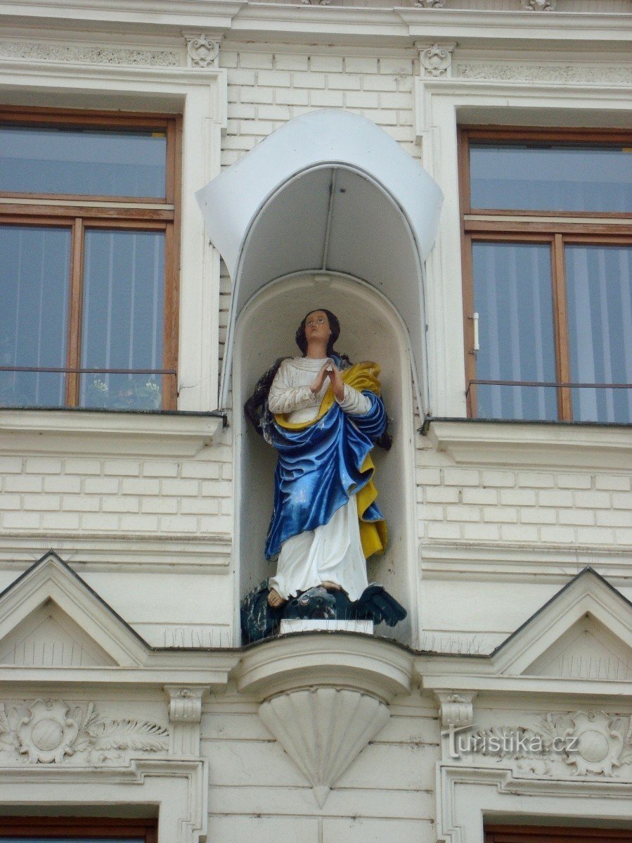Prostějov-náměstí TGMasaryka-maison n° 131 avec la statue de St. Marchés-Photo : Ulrych Mir.