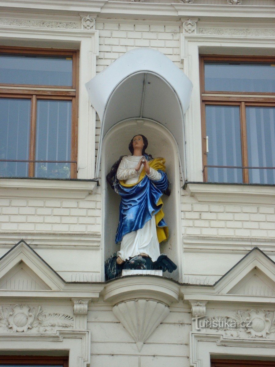 Prostějov-náměstí TGMasaryka-hus nr. 131 med statuen af ​​St. Markets-Foto: Ulrych Mir.