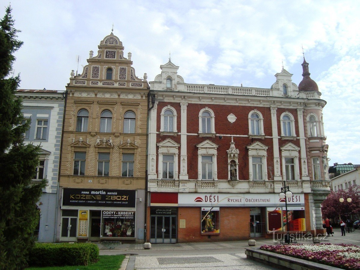 Prostějov-náměstí TGMasaryka-huset av Jan Pavlát från Olšan-Foto: Ulrych Mir.