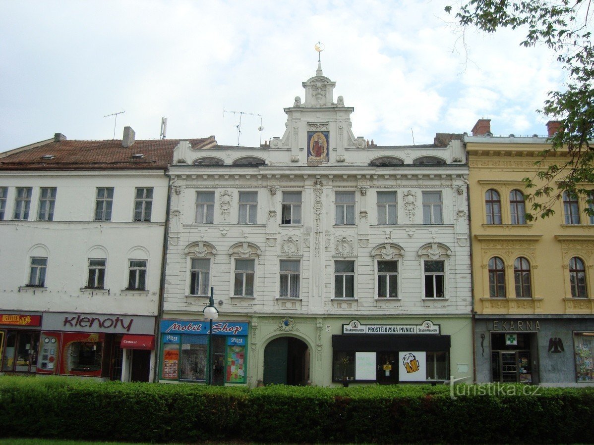 Prostějov-náměstí TGMasaryka-ház U Měsíčka-Fotó: Ulrych Mir.