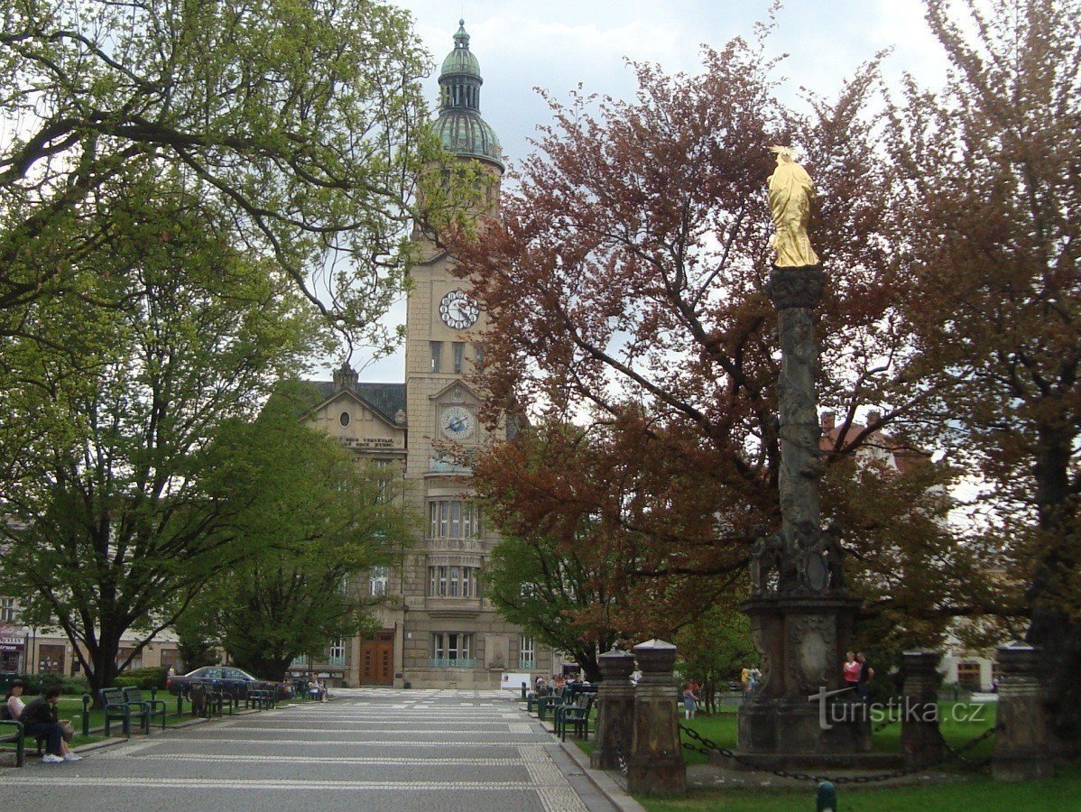 Prostějov - Plaza TGMasaryka con la columna de la peste y la estatua de P. María con Jesús - Foto