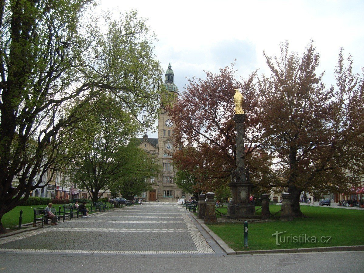Prostějov - TGMasaryka-aukio, jossa on ruttopylväs ja P. Marian ja Jeesuksen patsas - Kuva