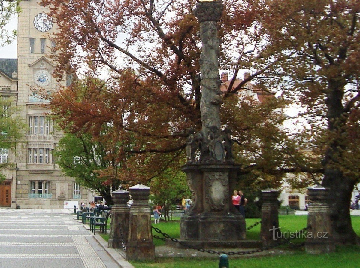 Prostějov - Plaza TGMasaryka con la columna de la peste y la estatua de P. María con Jesús - Foto