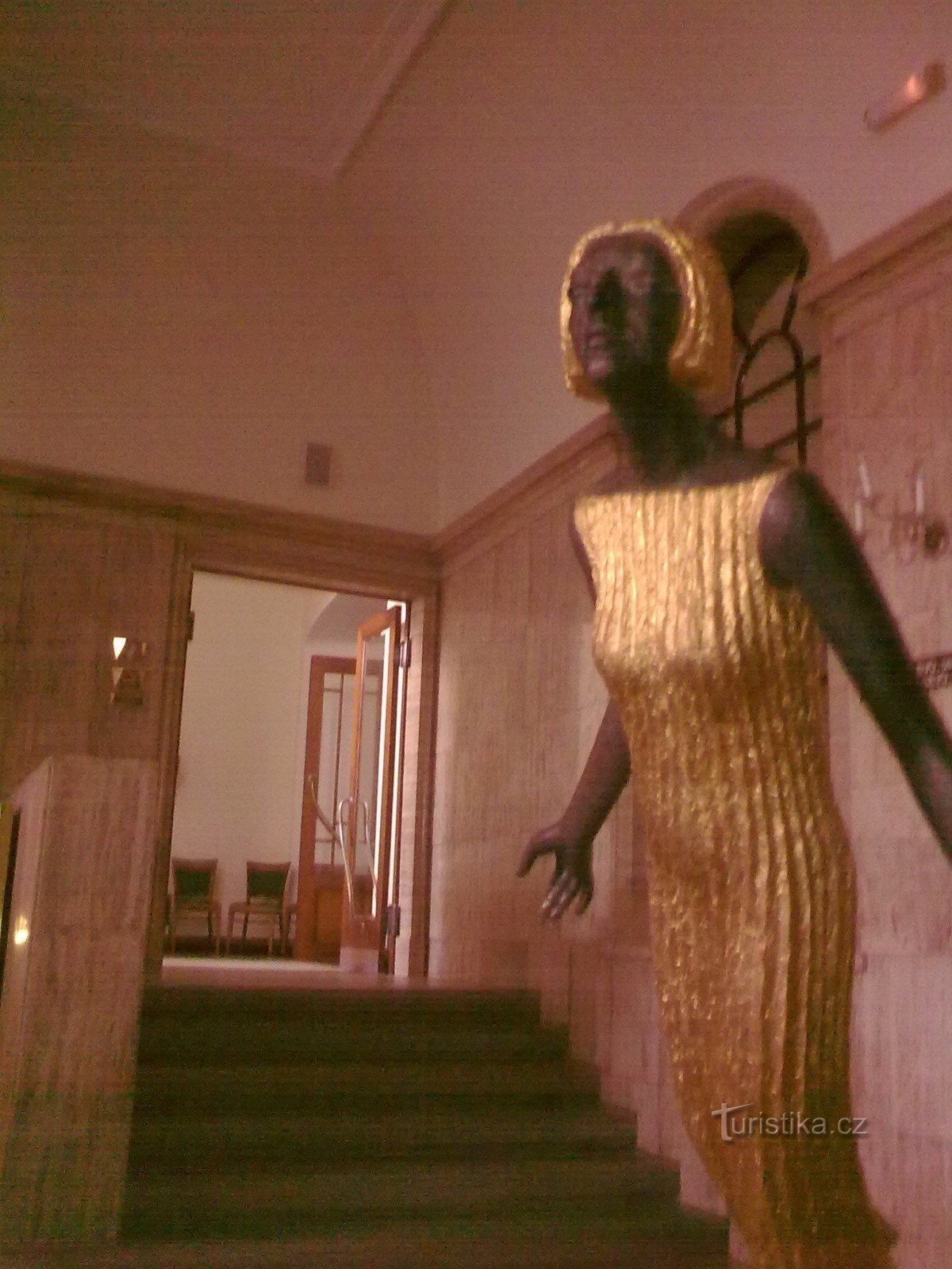 Prostějov Národní dům - dnes Vás vítá socha Olbrama Zoubka