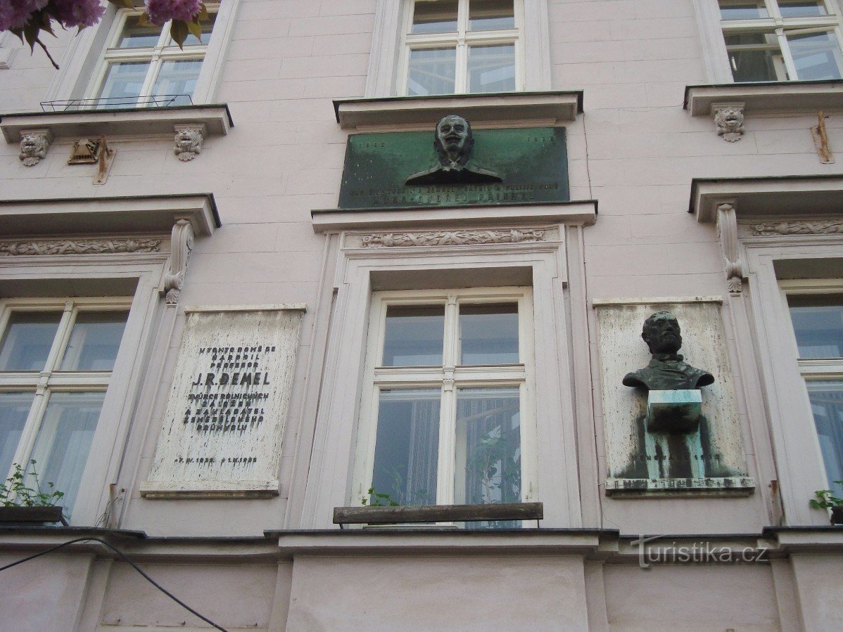 Prostějov-tablice pamiątkowe na miejscu urodzenia profesora JRDemela-zdjęcie: Ulrych Mir.