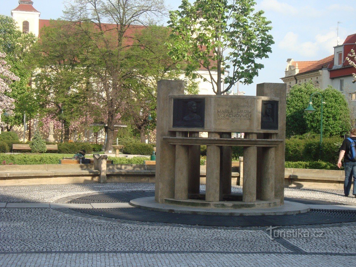 Prostějov-Monumento a Karel y Karla Vojáček-Foto: Ulrych Mir.