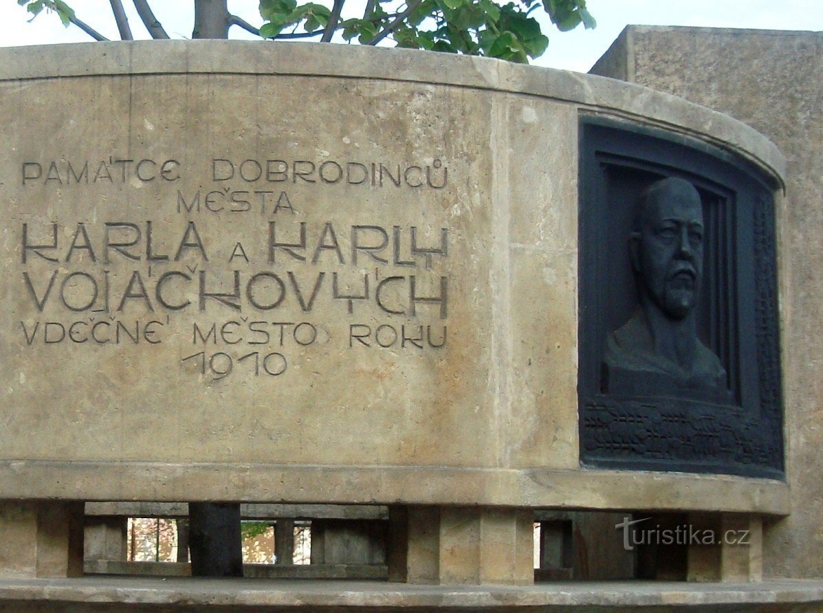 Prostějov-Karel en Karla Vojáček monument-Foto: Ulrych Mir.
