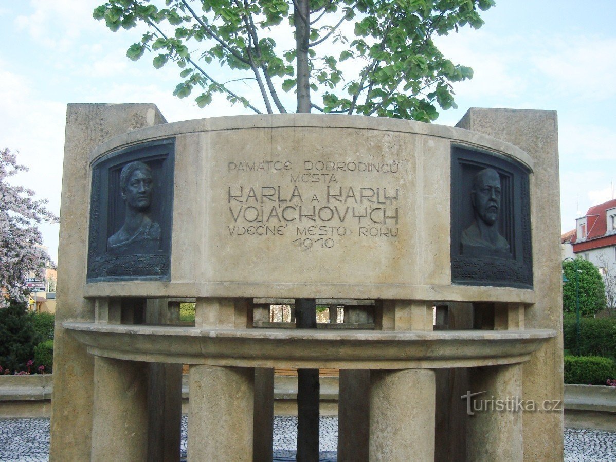 Prostějov-Karel en Karla Vojáček monument-Foto: Ulrych Mir.