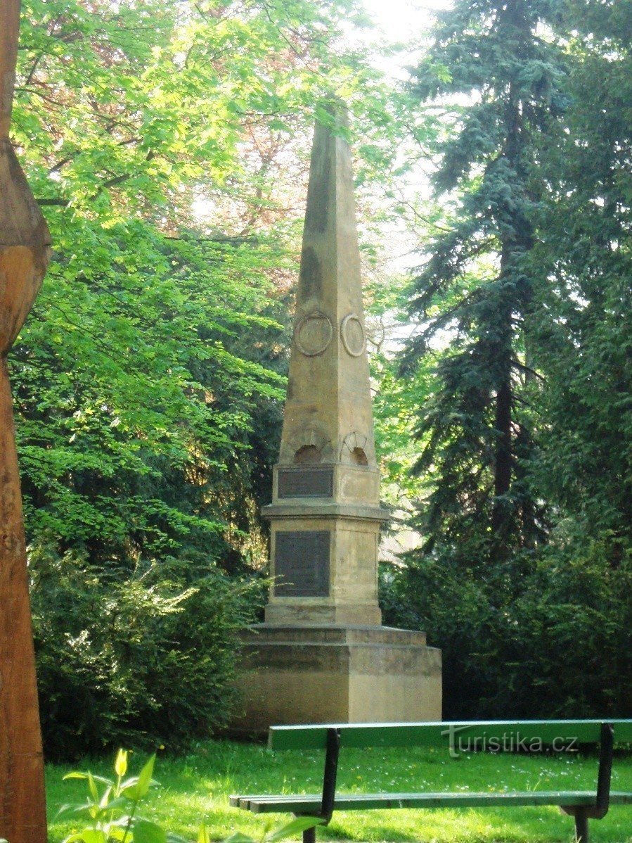 Prostějov-Smetanovy Obstgärten-Obelisk von Jan Spanie-Foto: Ulrych Mir.